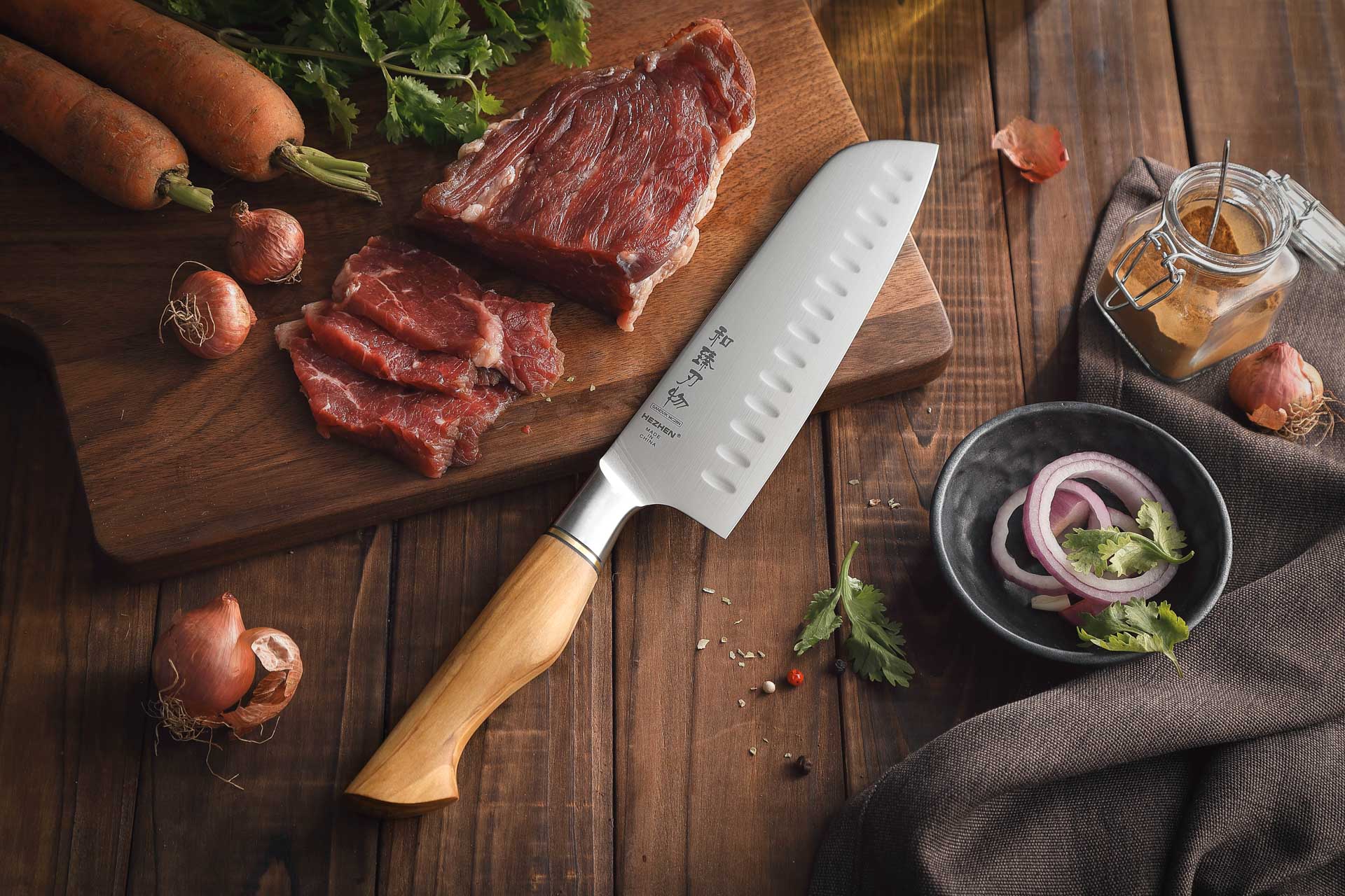 Santoku Messer HezHen Master B30S auf dem Schneidebrett