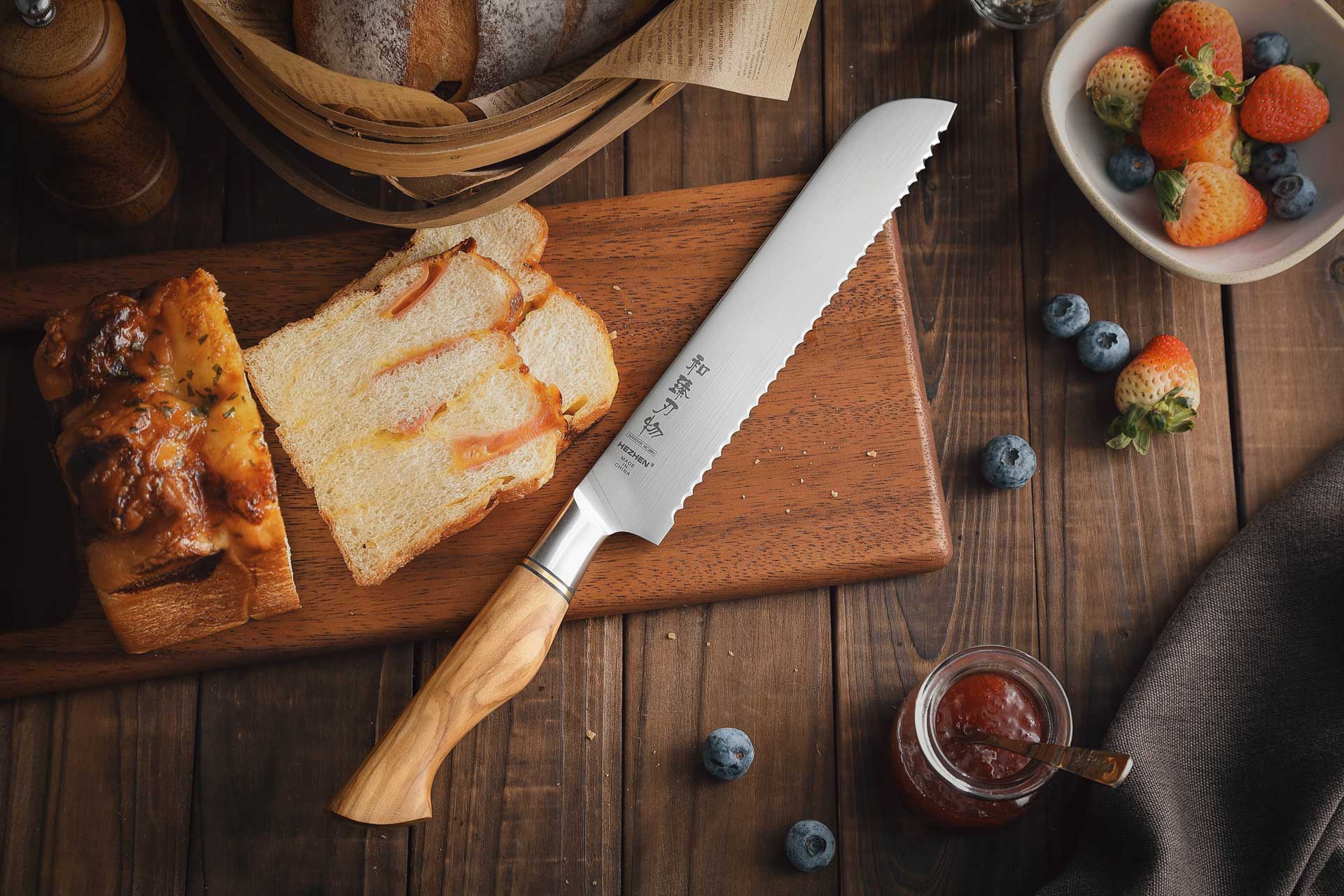 Brotmesser HezHen Master B30S auf dem Schneidebrett