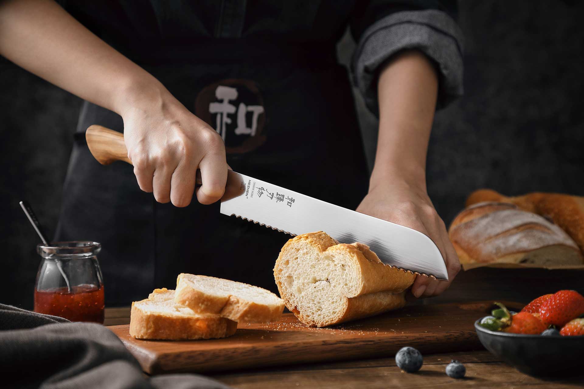 Schneiden von Gebäck mit dem Brotmesser HezHen Master B30S
