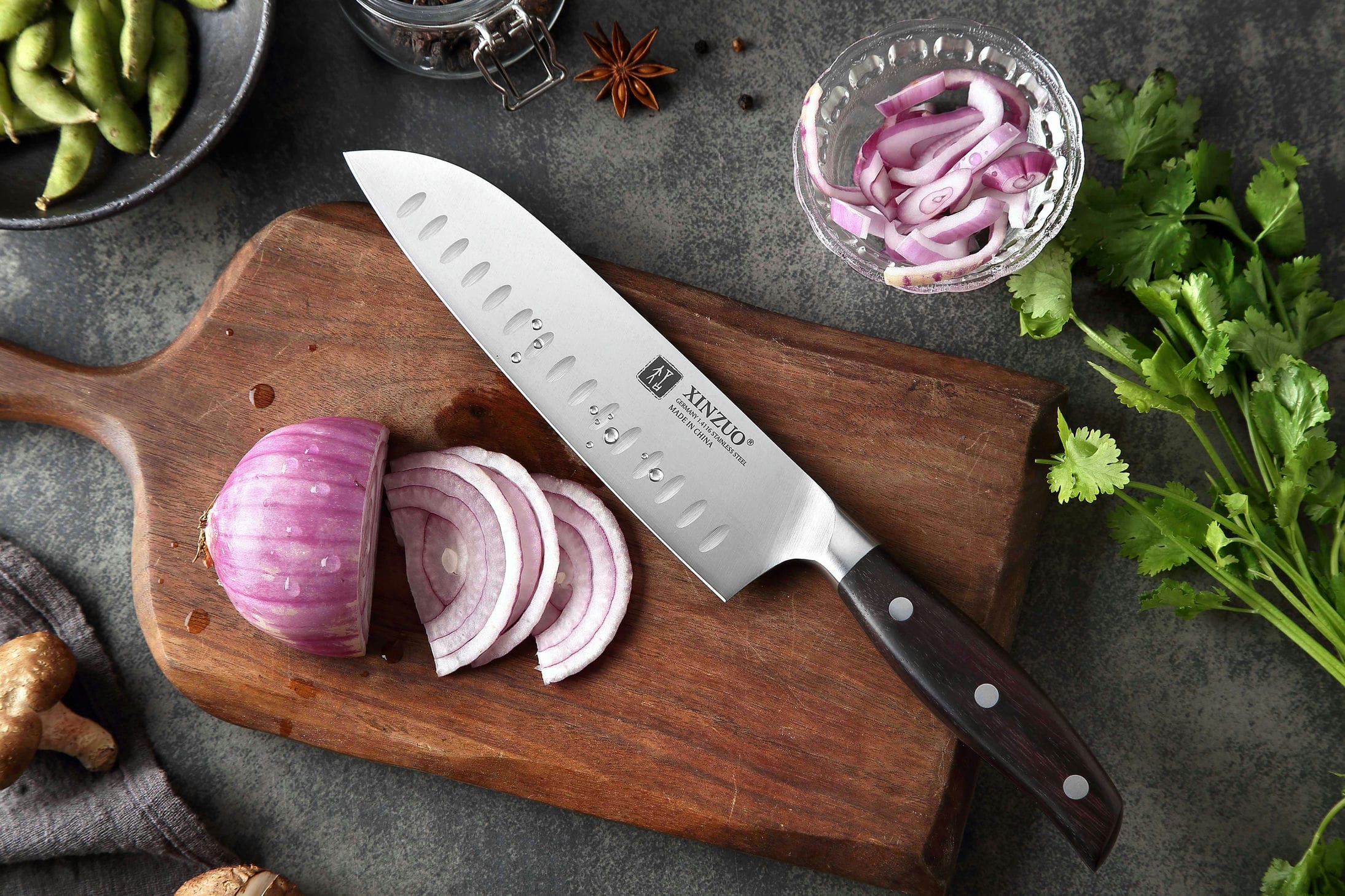 Santoku Messer XinZuo B35 auf dem Schneidebrett