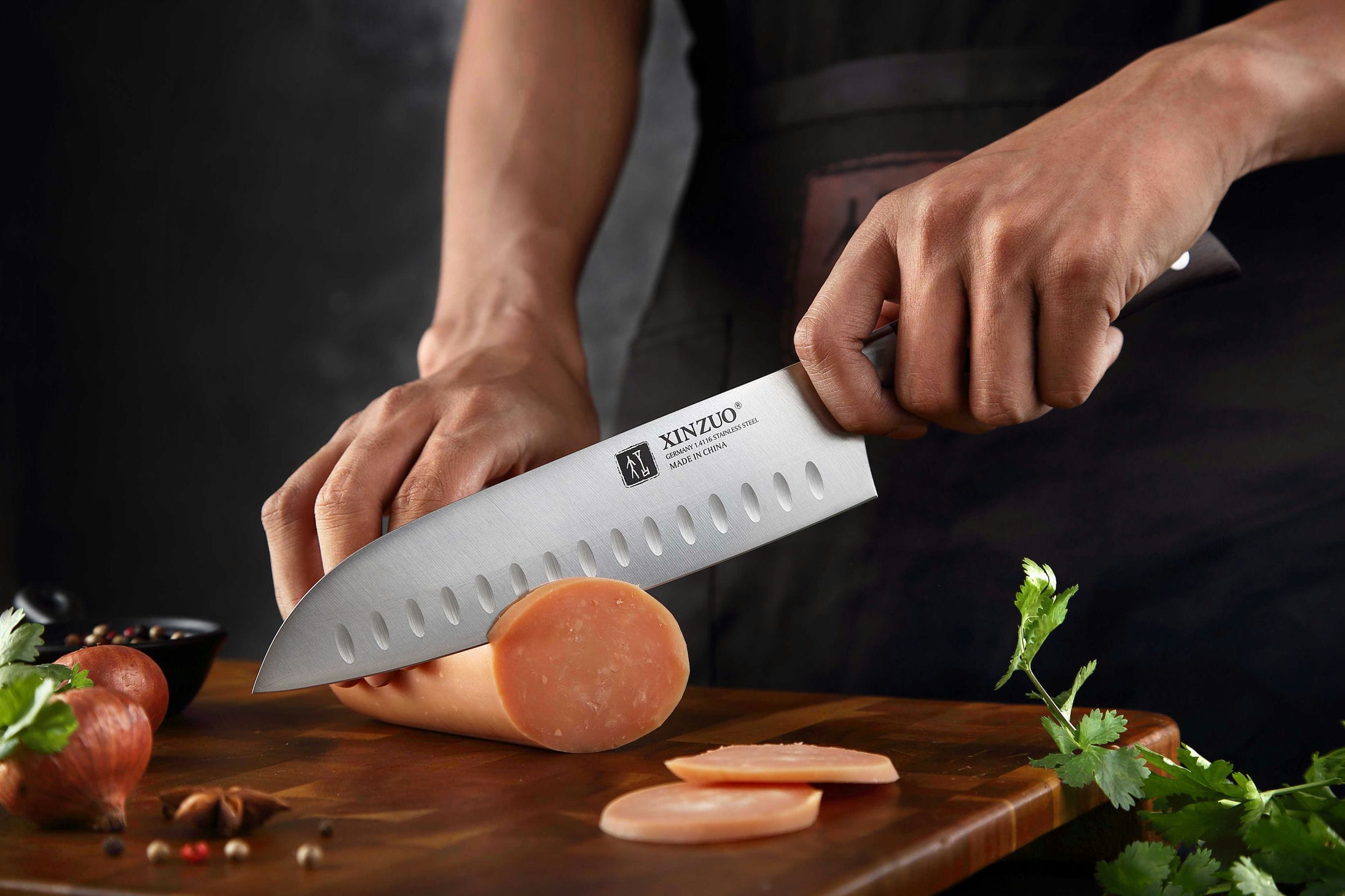 Schneiden mit dem Santoku Messer XinZuo B35