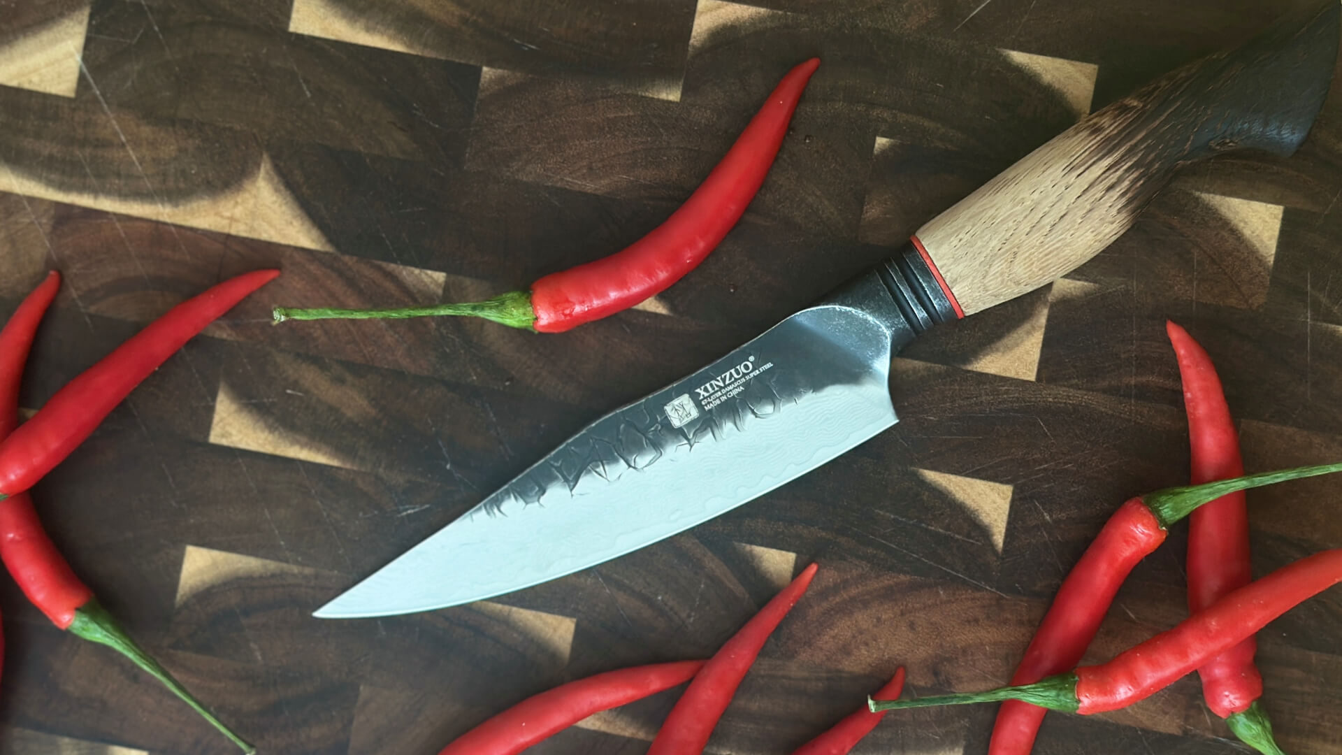 Warum muss man Chili mit einem scharfen Messer schneiden?