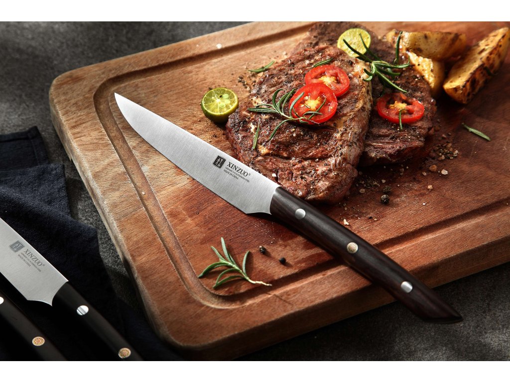 Steakmesser XinZuo M6 auf dem Schneidebrett