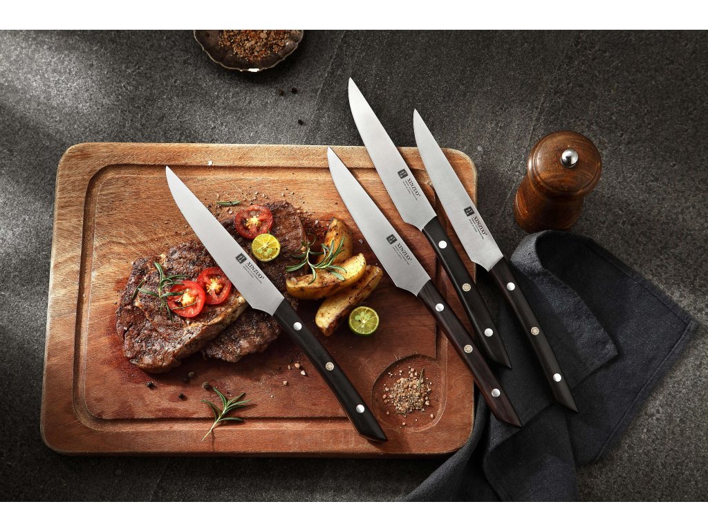 Steakmesser XinZuo M6 auf dem Schneidebrett