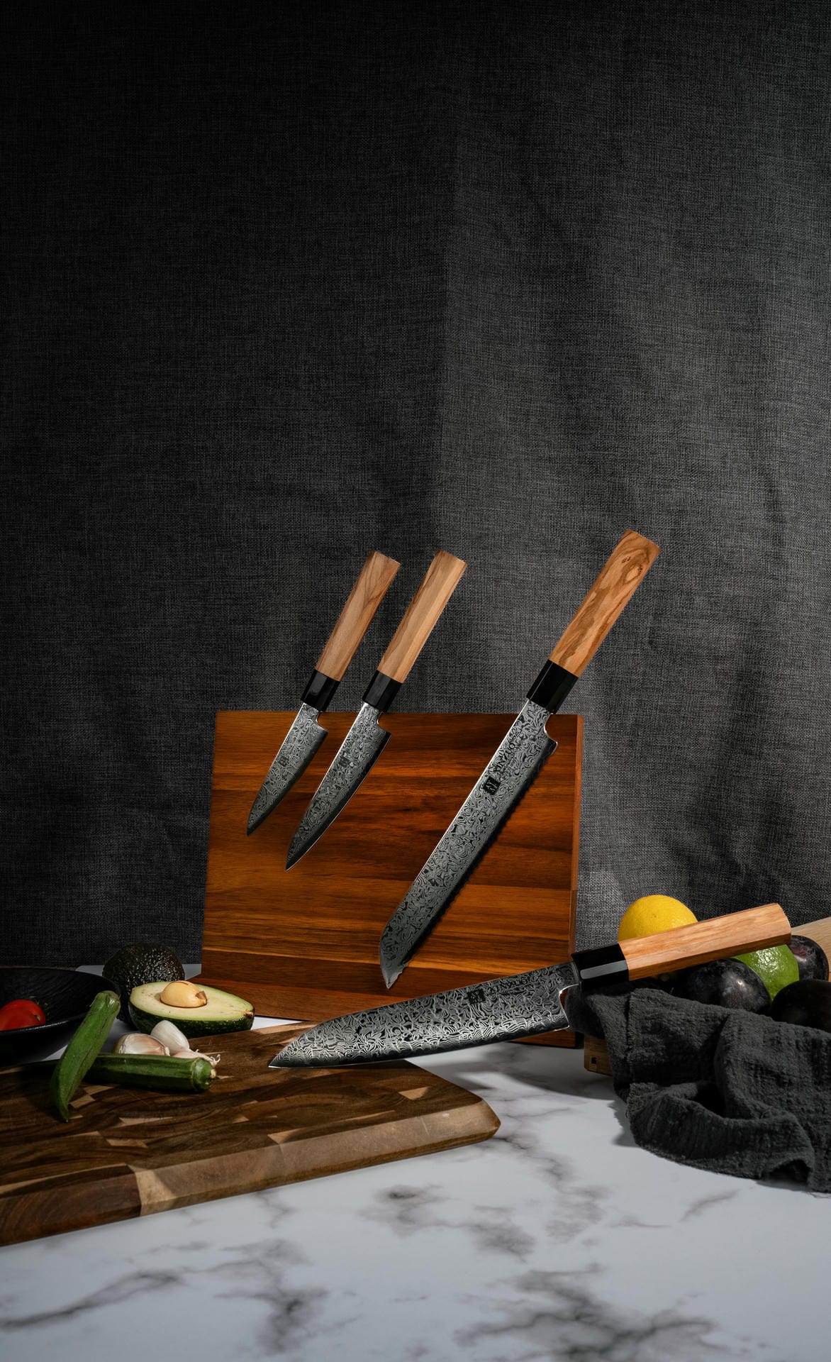 Messerset XinZuo PM8O auf dem Schneidebrett