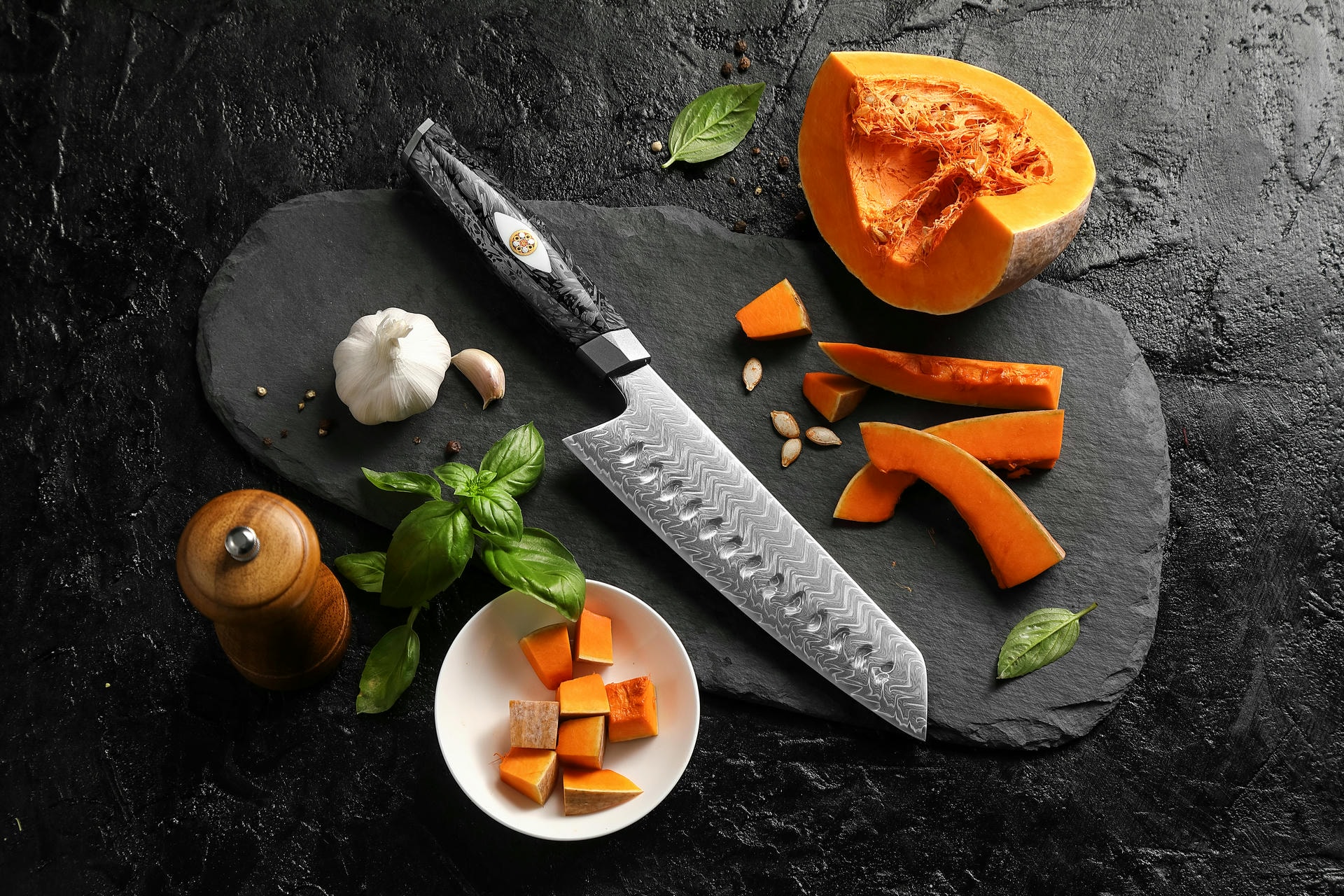 Santoku Messer XinZuo Li X04 auf dem Schneidebrett