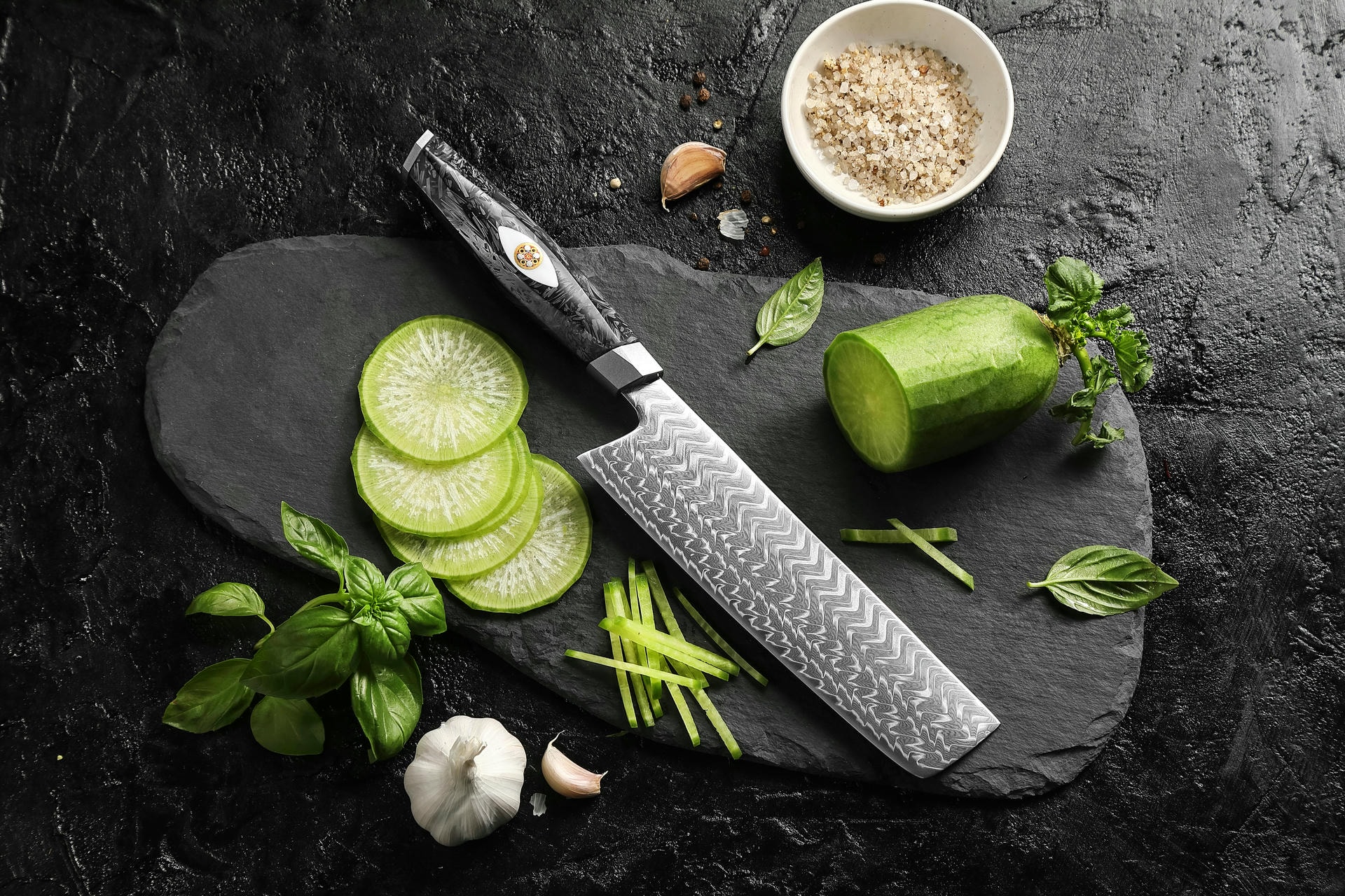 Nakiri Messer XinZuo Li X04 auf dem Schneidebrett