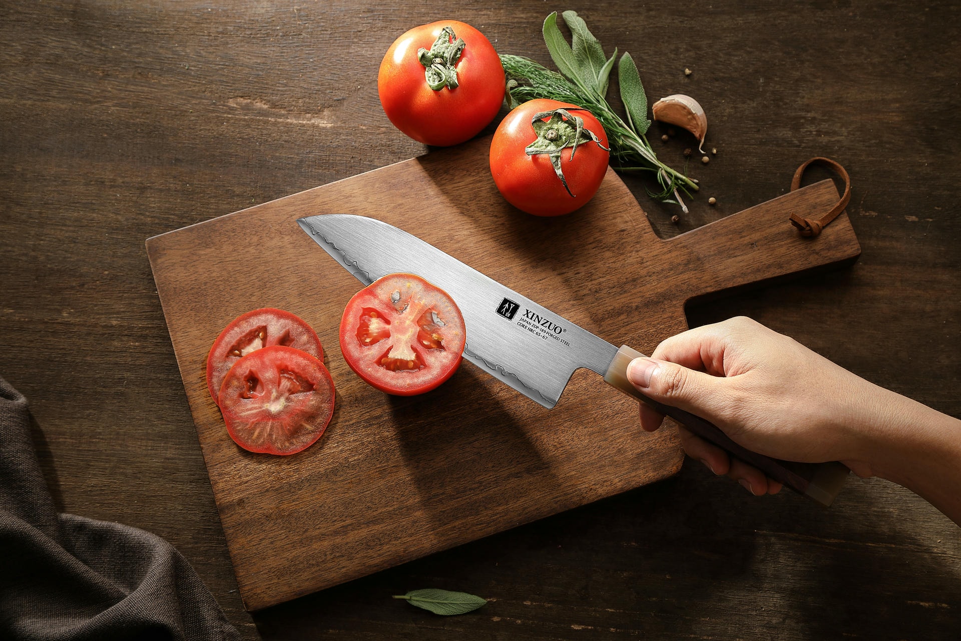 Schneiden mit dem Santoku Messer XinZuo Zhen X05Z
