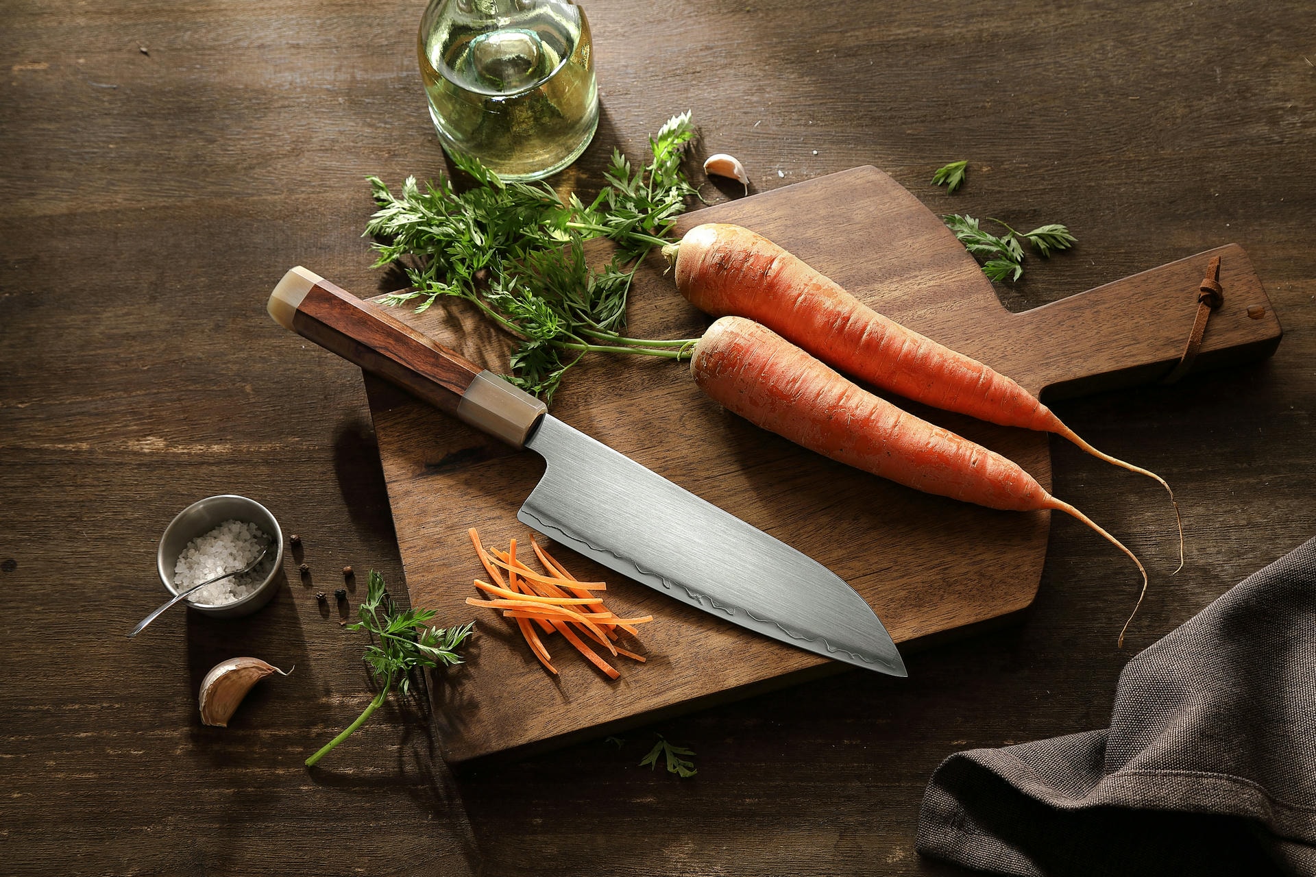 Santoku Messer XinZuo Zhen X05Z auf dem Schneidebrett
