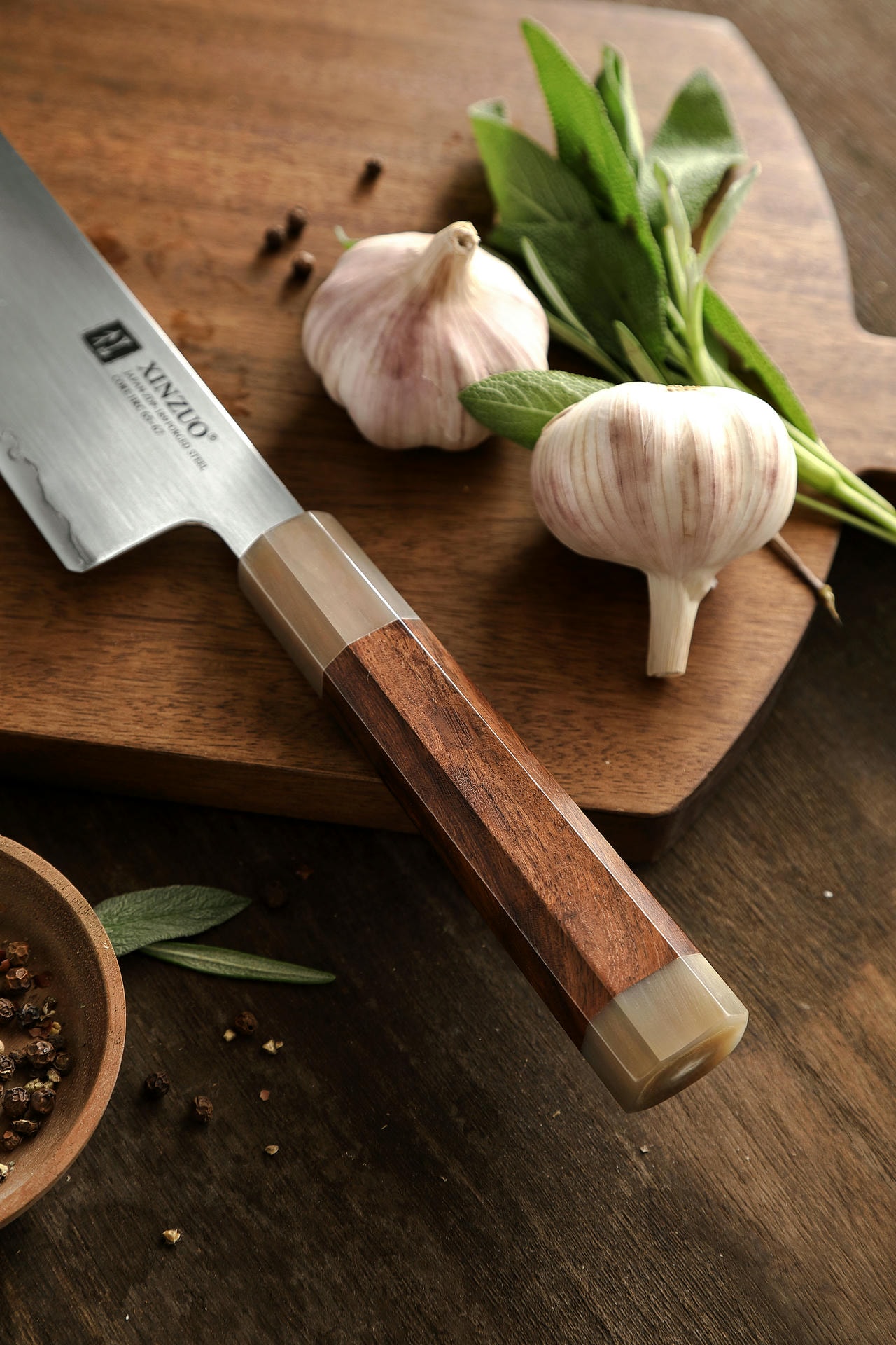 Der Griff des Santoku-Messers XinZuo Zhen X05Z