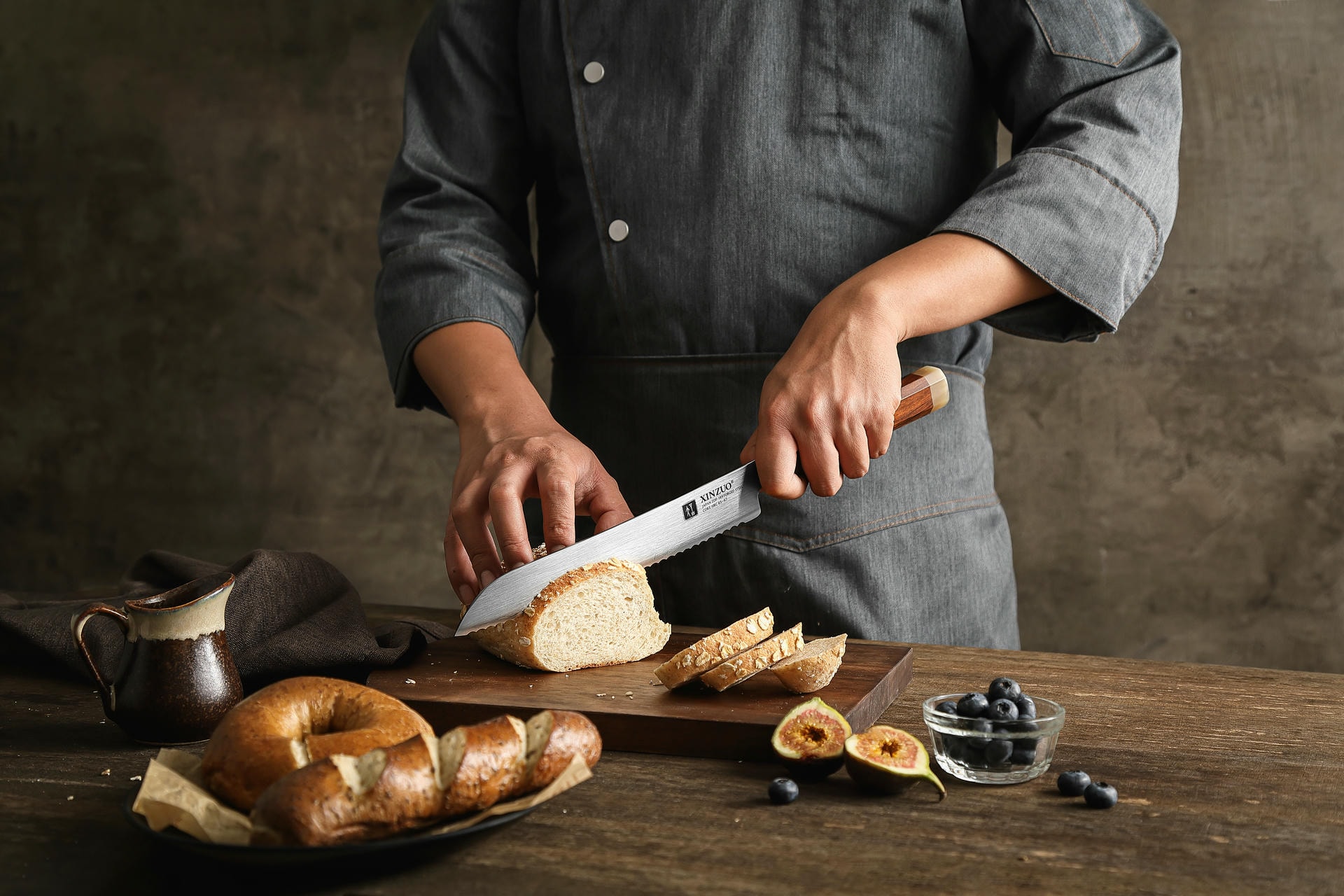 Schneiden von Gebäck mit dem Brotmesser XinZuo Zhen X05Z