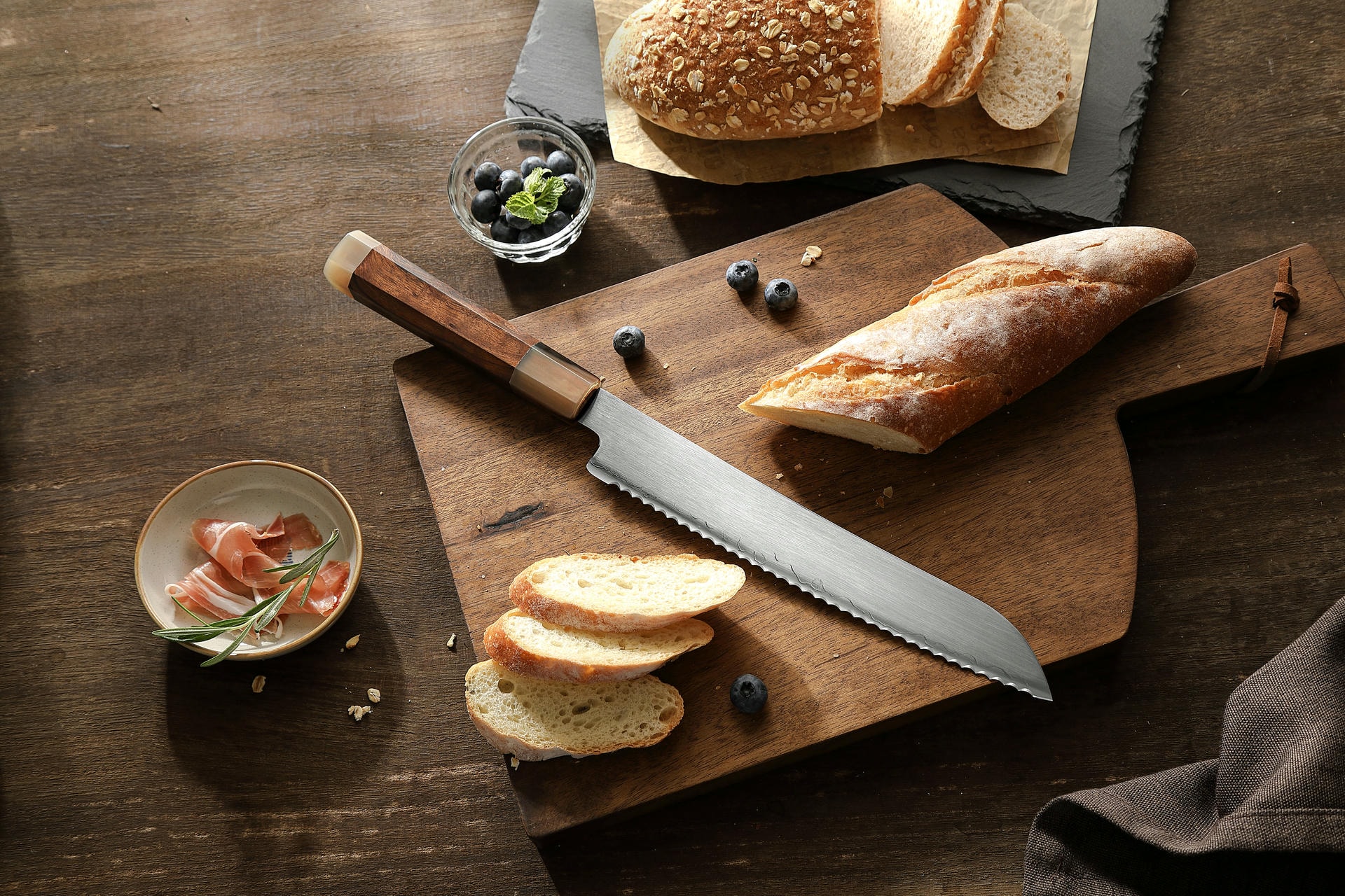 Brotmesser XinZuo Zhen X05Z auf dem Schneidebrett