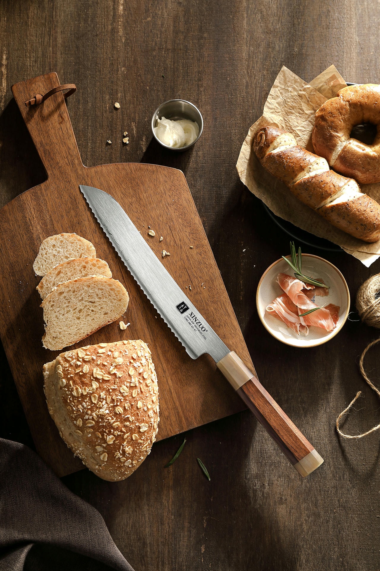 Brotmesser XinZuo Zhen X05Z auf dem Schneidebrett
