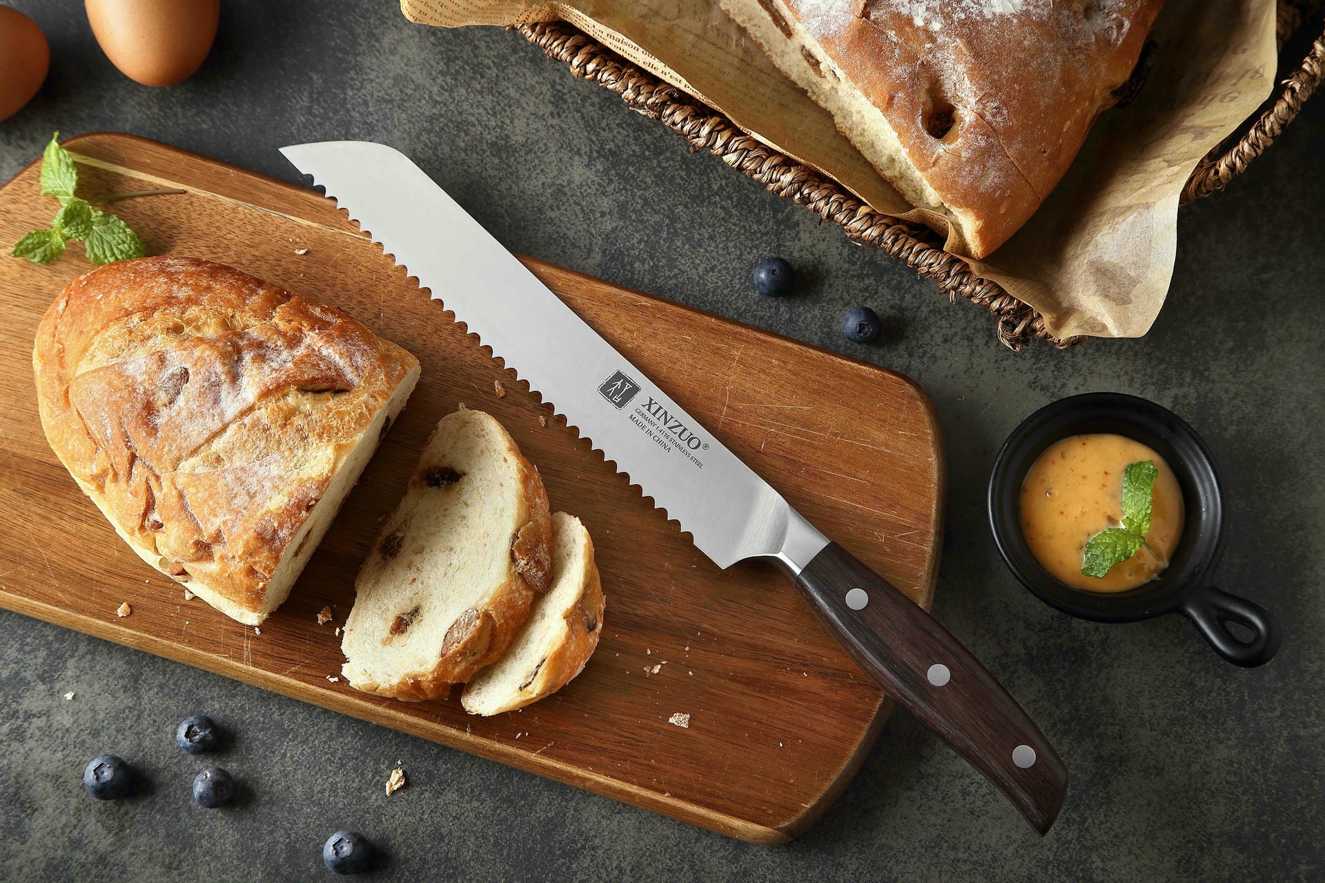 Brotmesser XinZuo B35 Zhi auf dem Schneidebrett