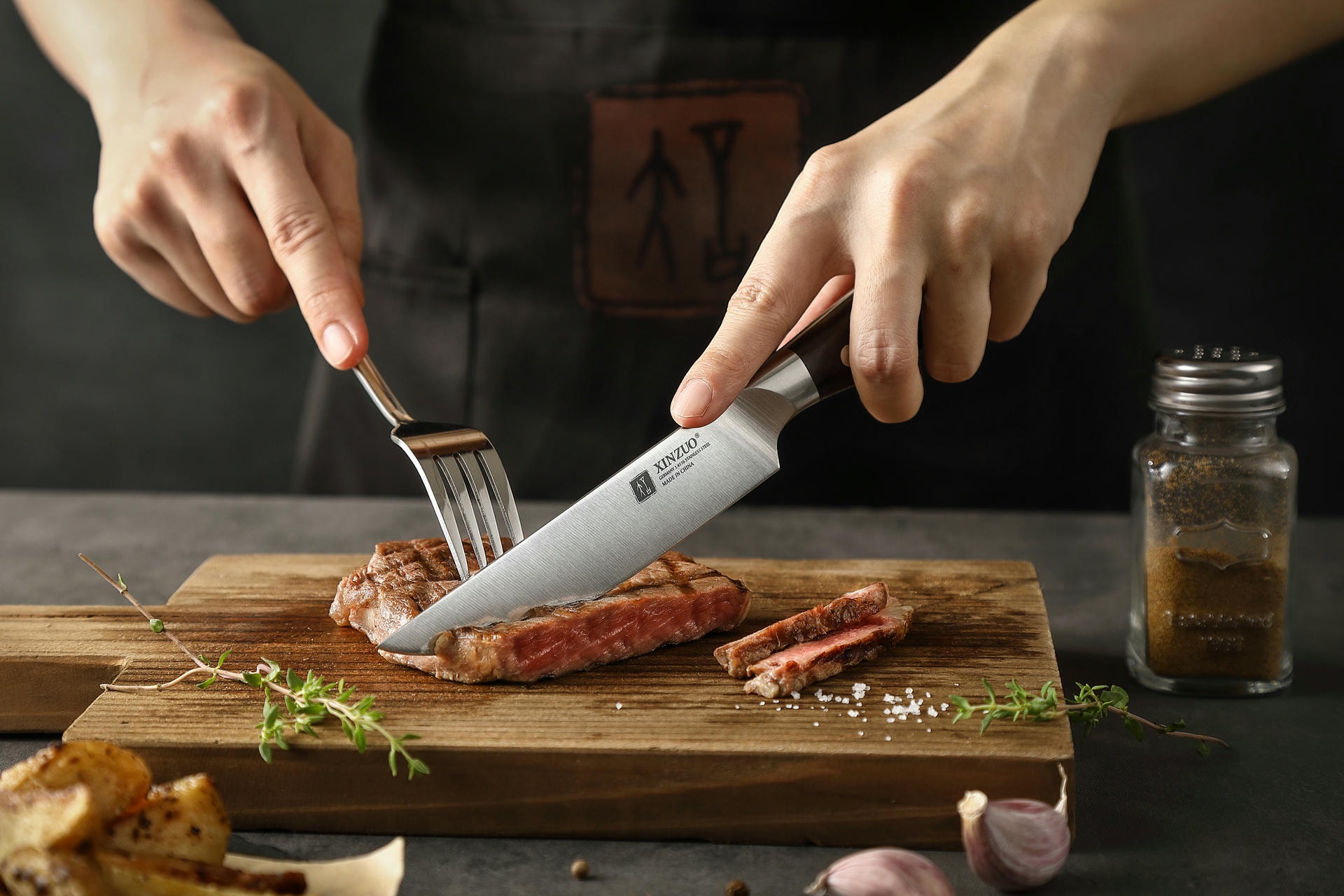 Schneiden mit dem Steakmesser XinZuo B35 Zhi