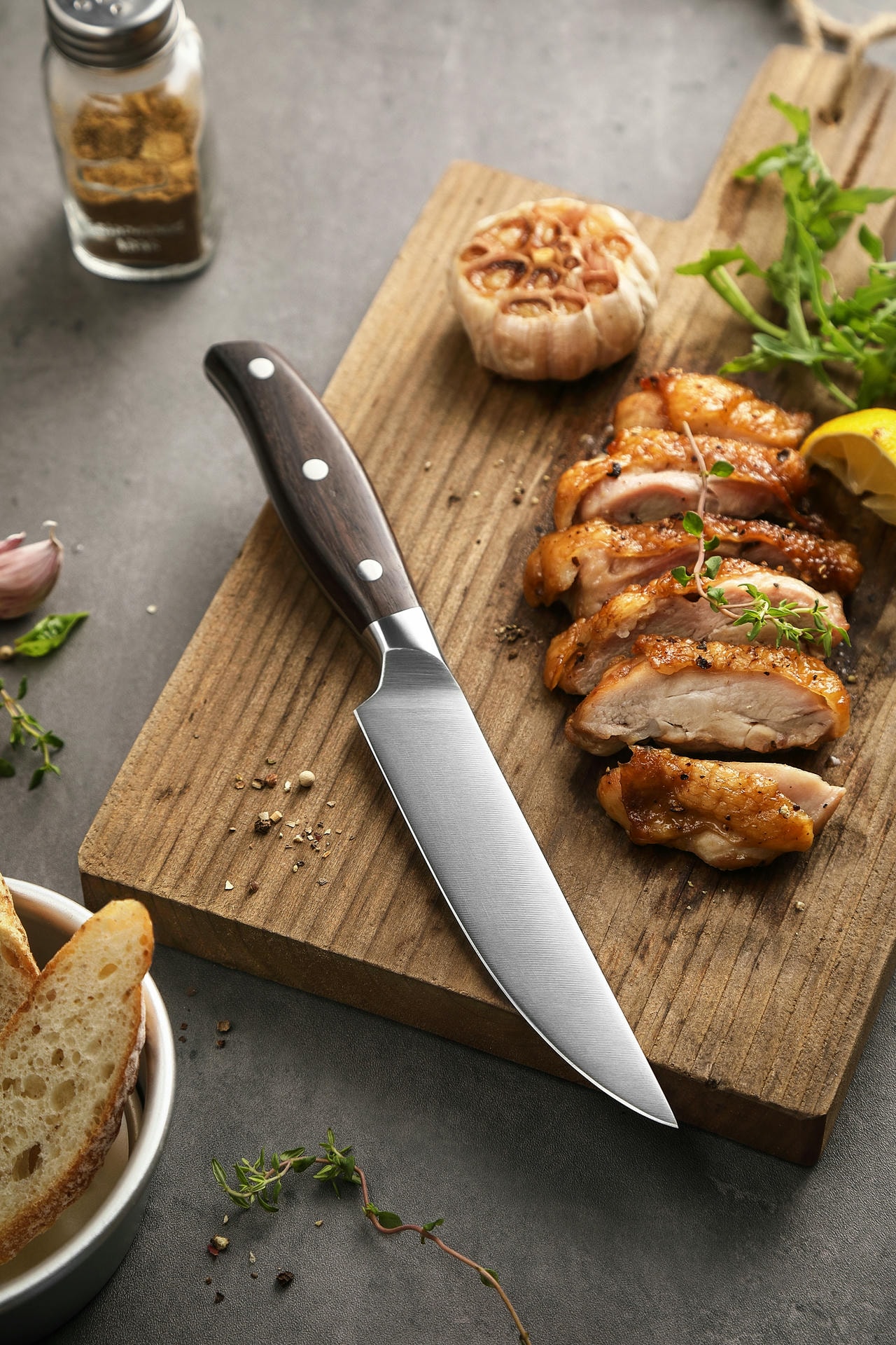 Steakmesser XinZuo B35 Zhi auf dem Schneidebrett