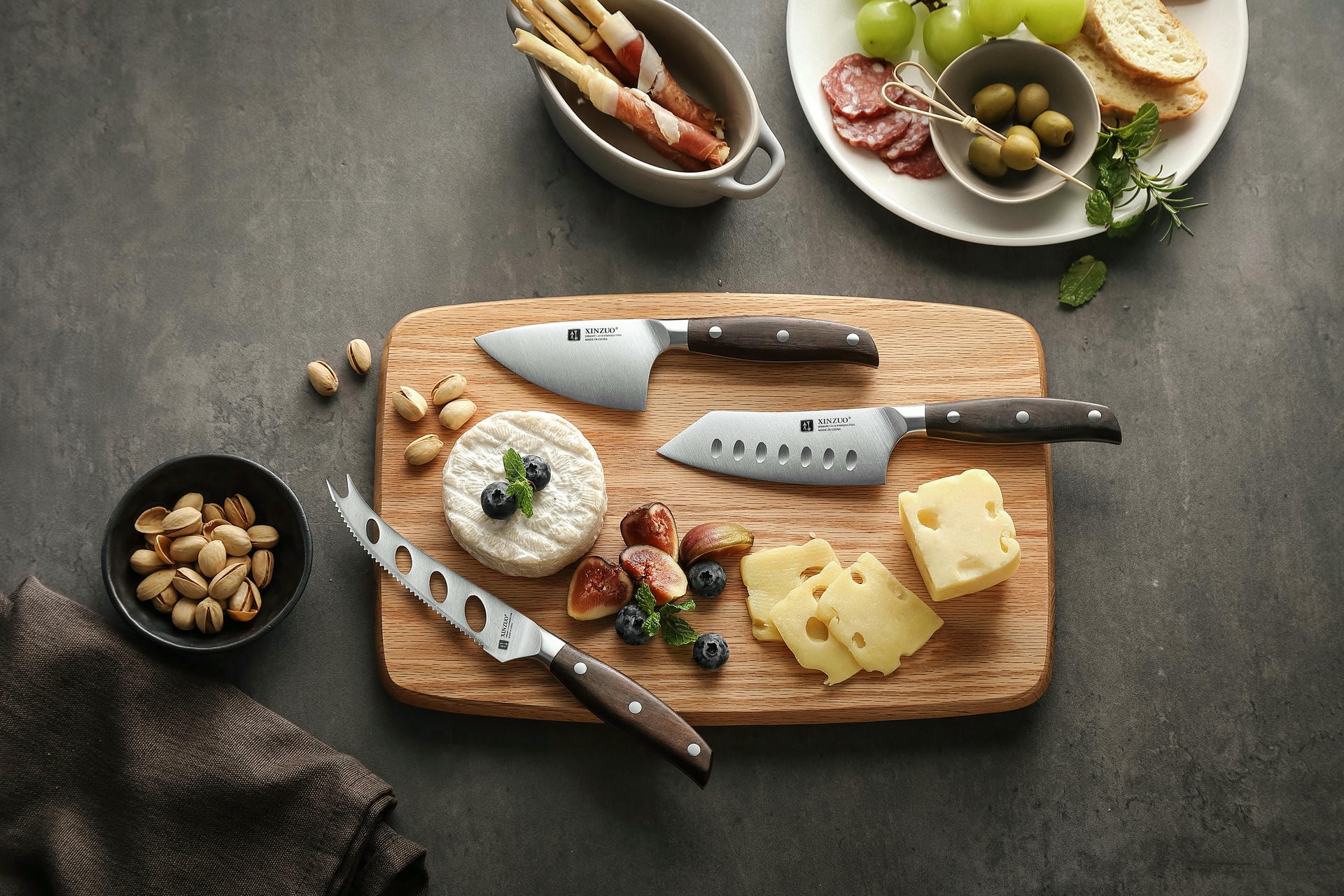 Set mit drei Spezialmessern zum Teilen von Käse