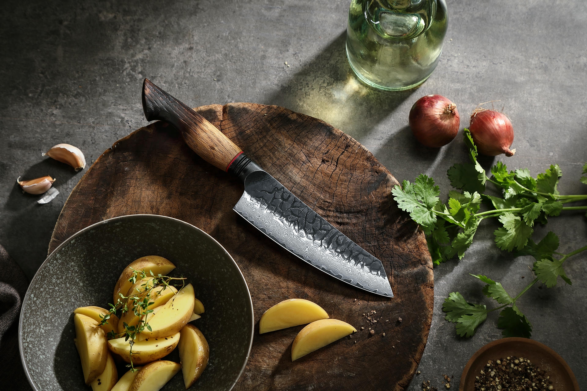Santoku Messer XinZuo Mo X06 auf dem Schneidebrett