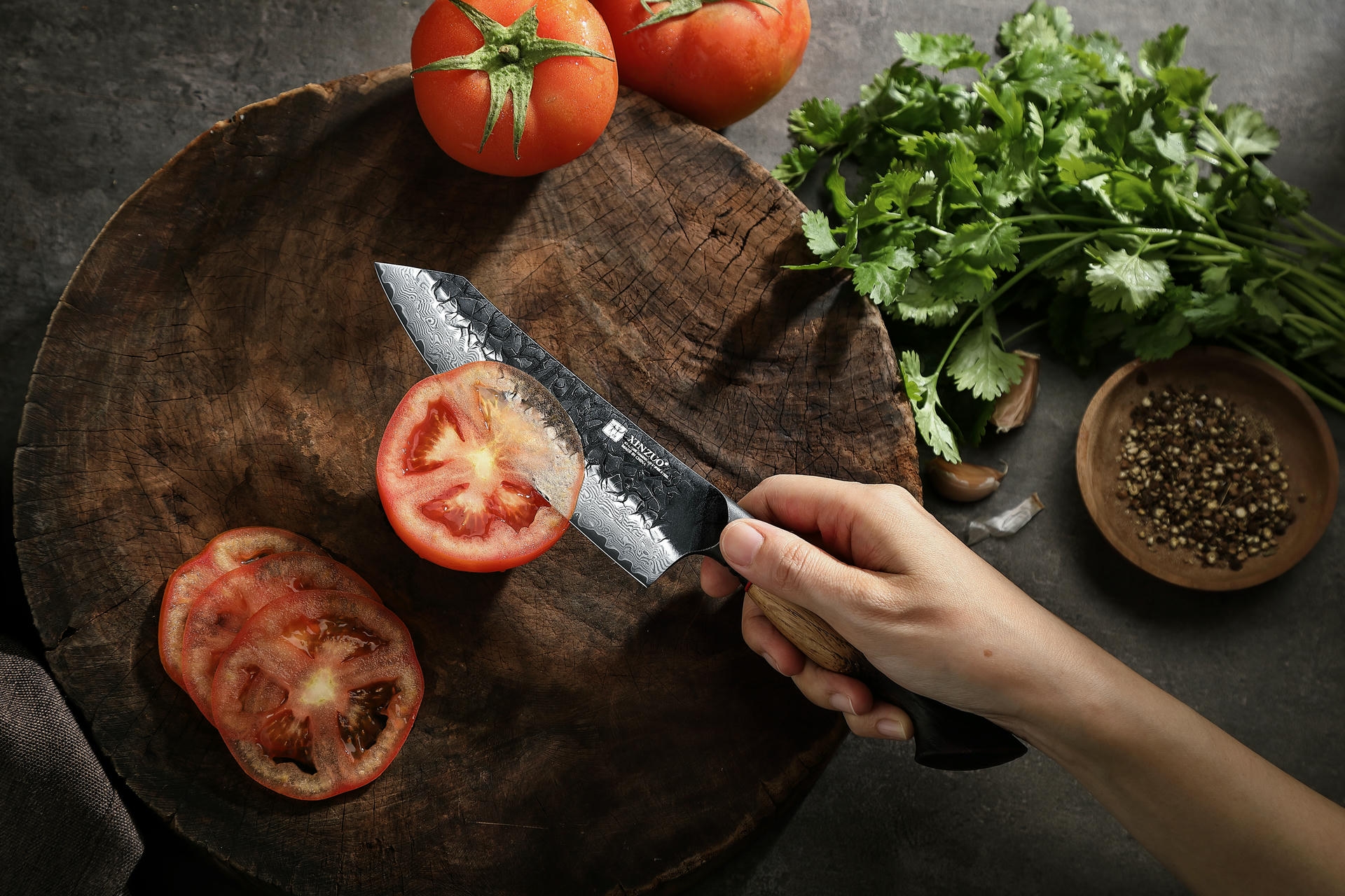 Schneiden mit dem Santoku Messer XinZuo Mo X06