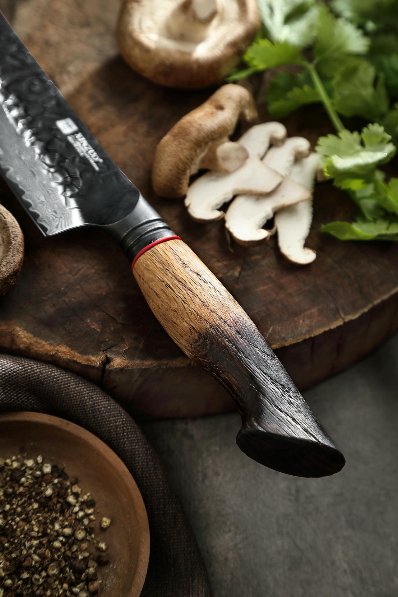 Der Griff des Santoku-Messers XinZuo Mo X06
