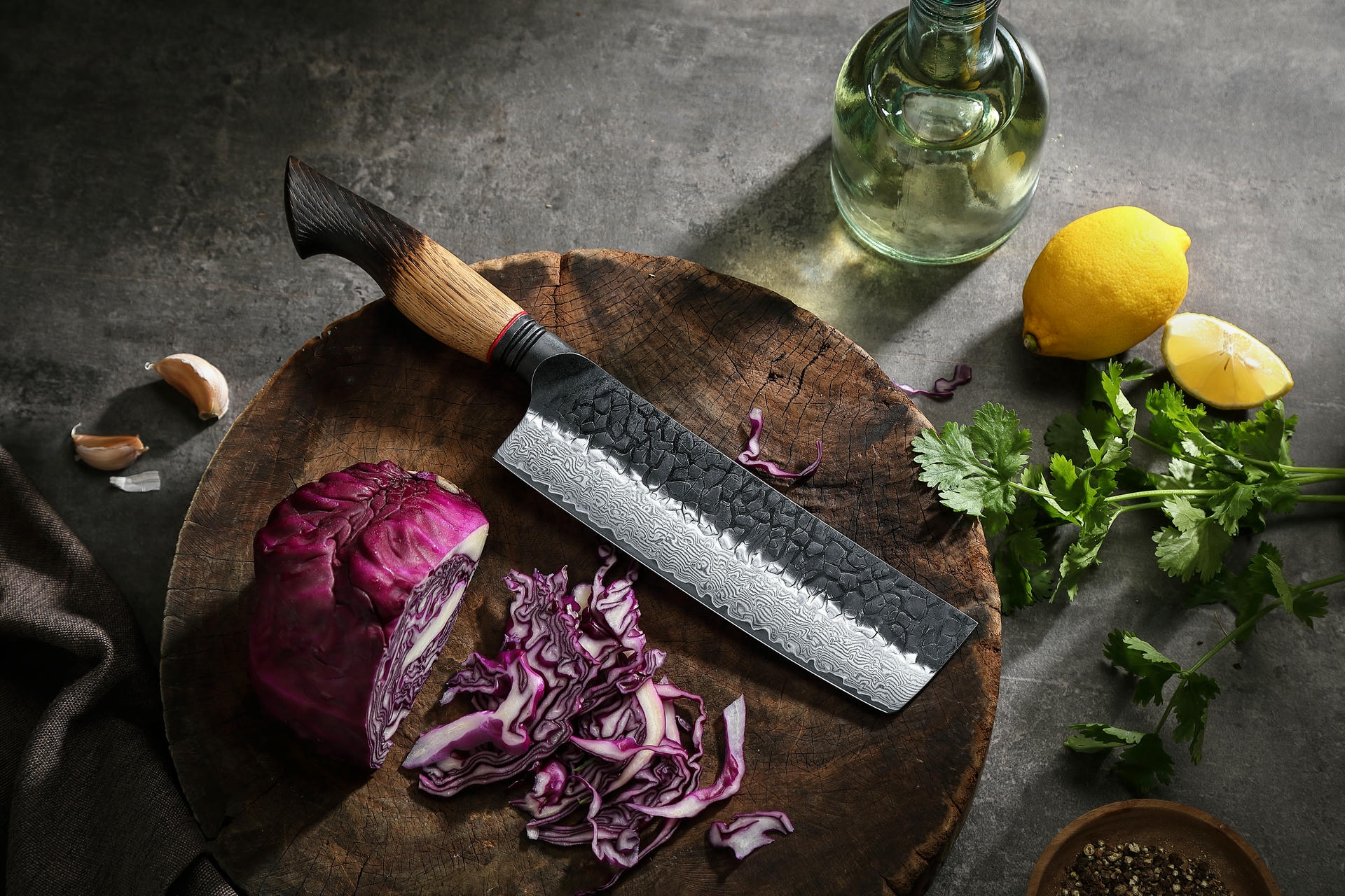 Nakiri Messer XinZuo Mo X06 auf dem Schneidebrett