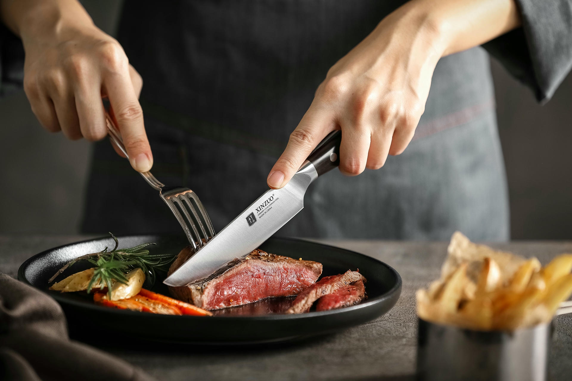 Schneiden mit dem Steakmesser XinZuo B13S