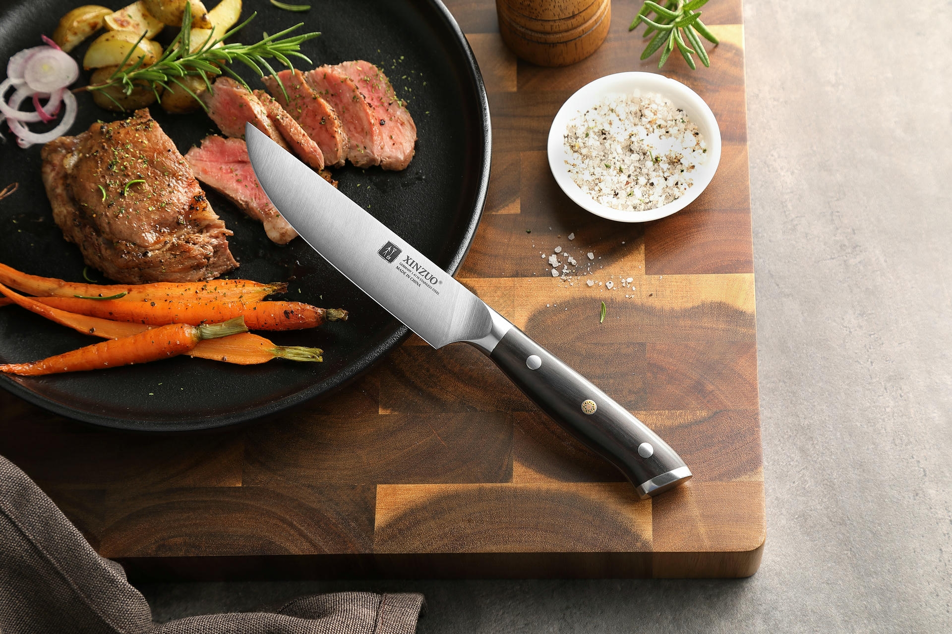  Steakmesser XinZuo B13S auf dem Schneidebrett