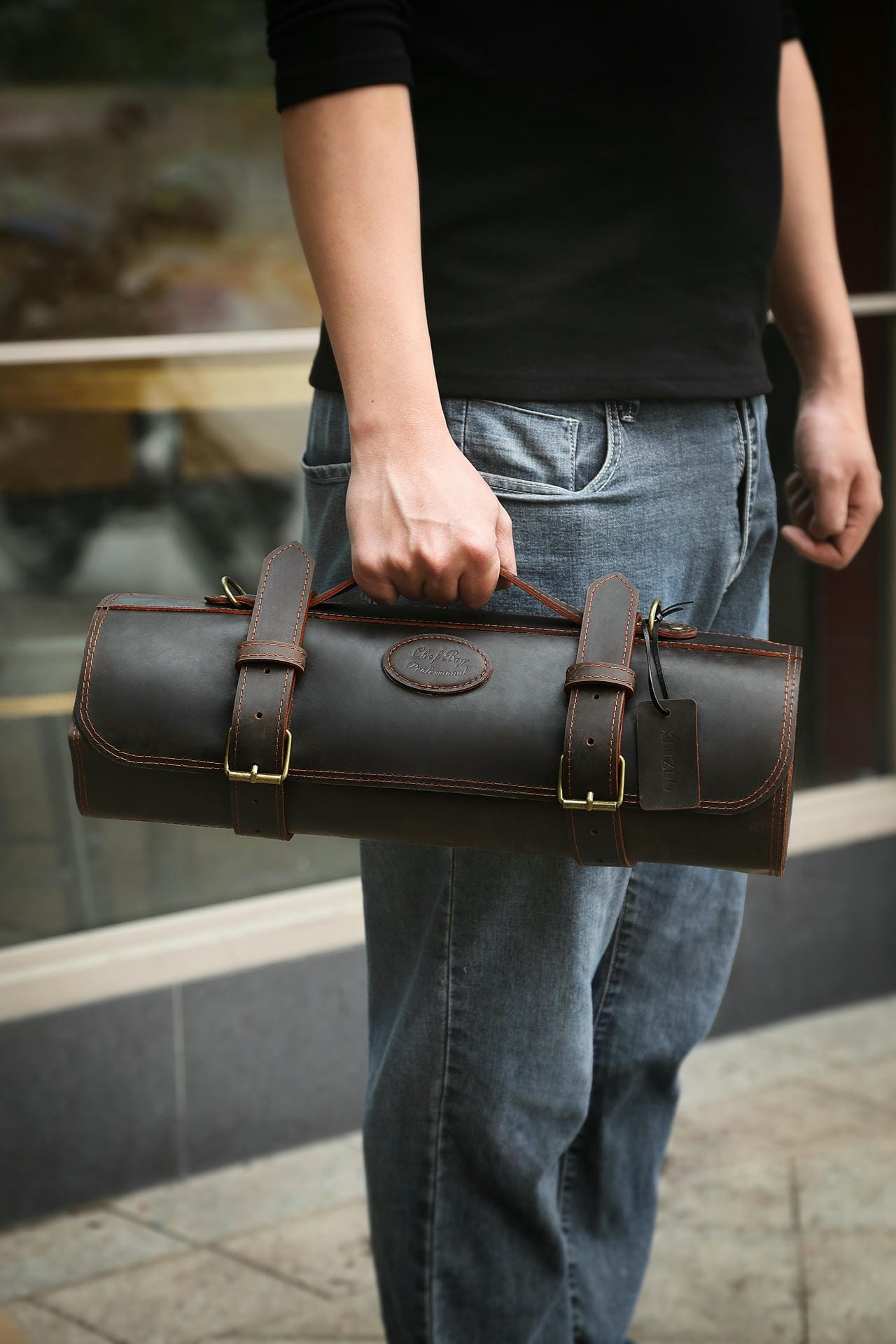 Schwarz XinZuo-Messertasche in der Hand