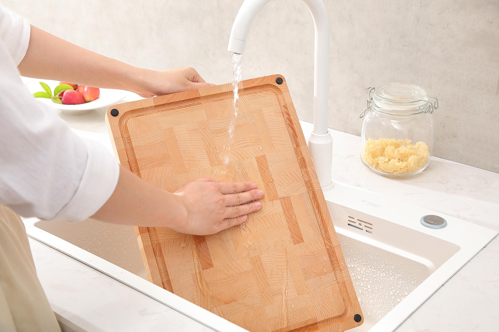 Wie wäscht man ein Brett aus Eichenholz ab?