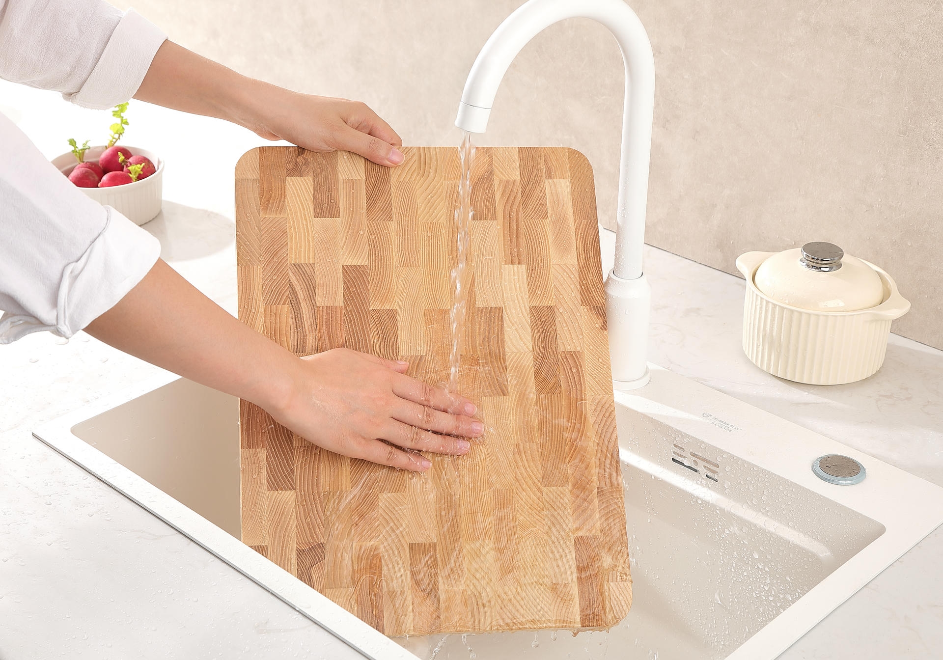 Abwaschen des Eschenbretts