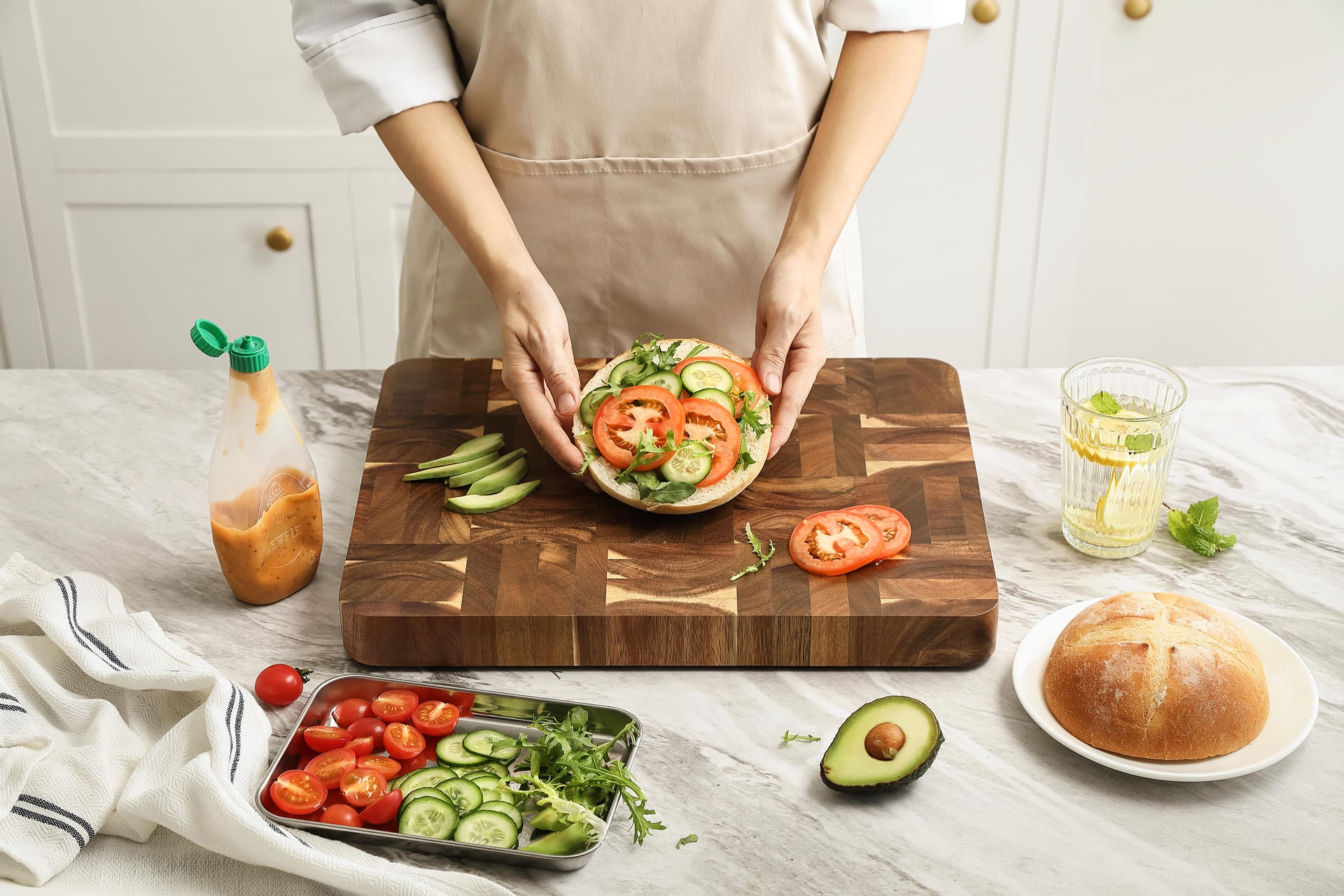 Schneidebrett aus Akazienholz – Beispiel mit Zutaten