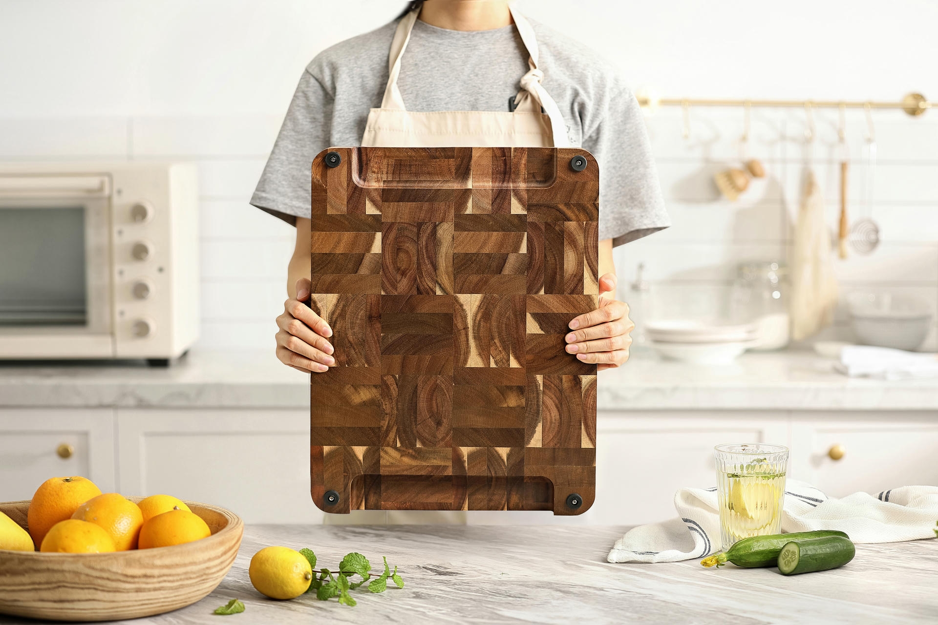 Akazienbrett in der Hand