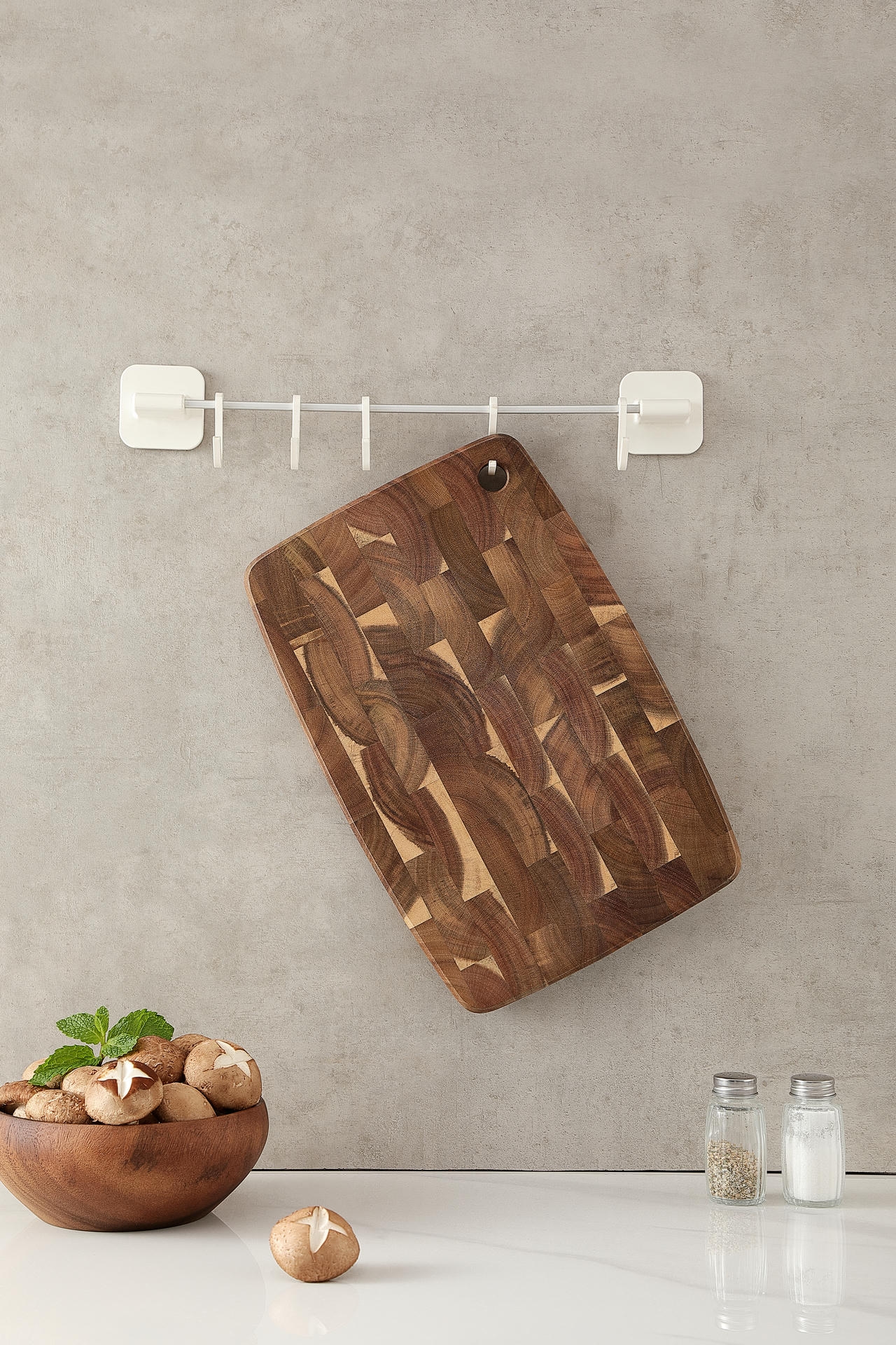 Mit praktischem Loch zum Aufhängen