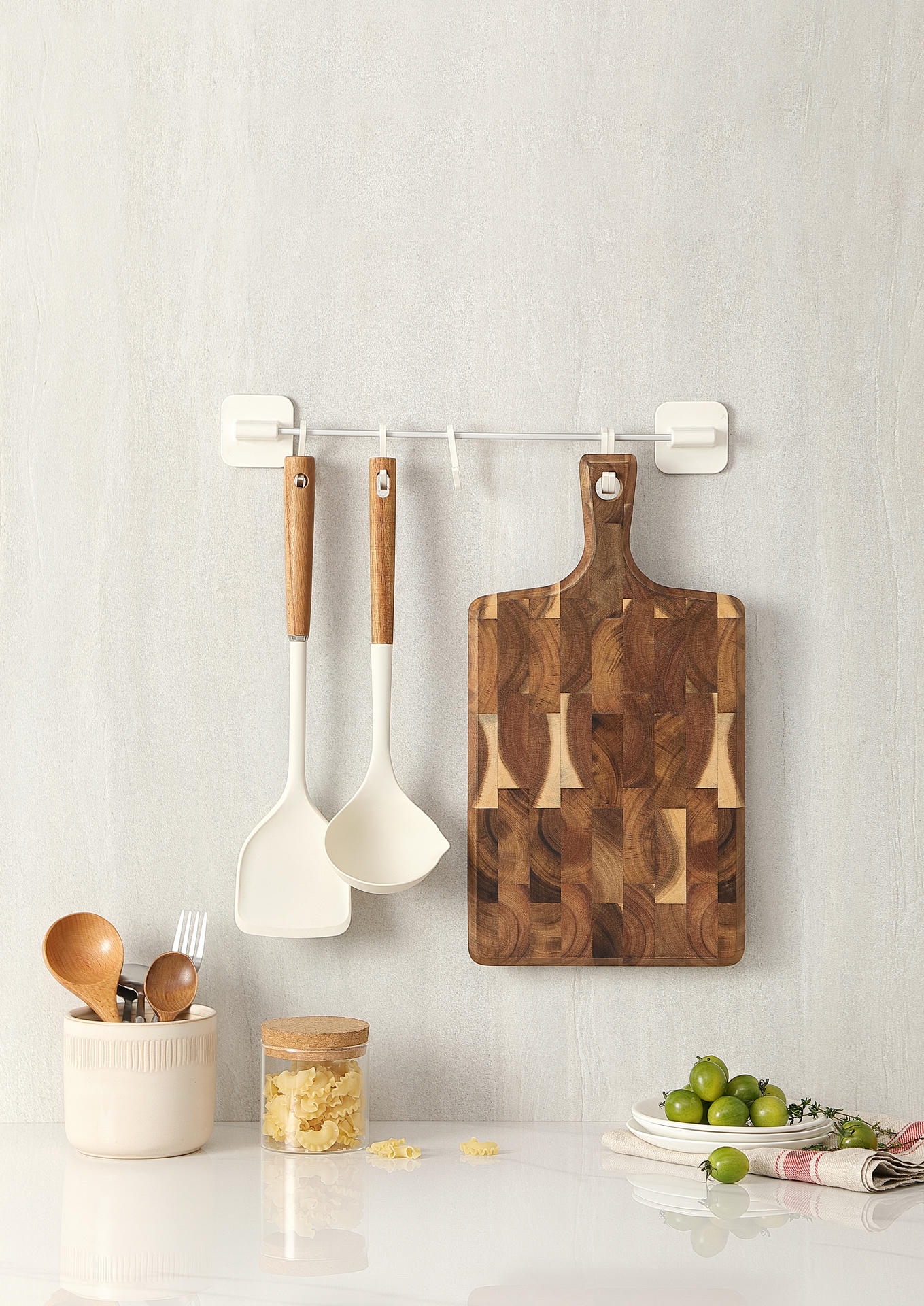 Das Schneidebrett an der Wand