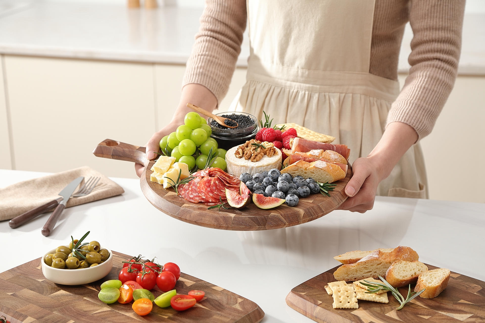 Es eignet sich nicht nur zum Schneiden, sondern auch zum Servieren