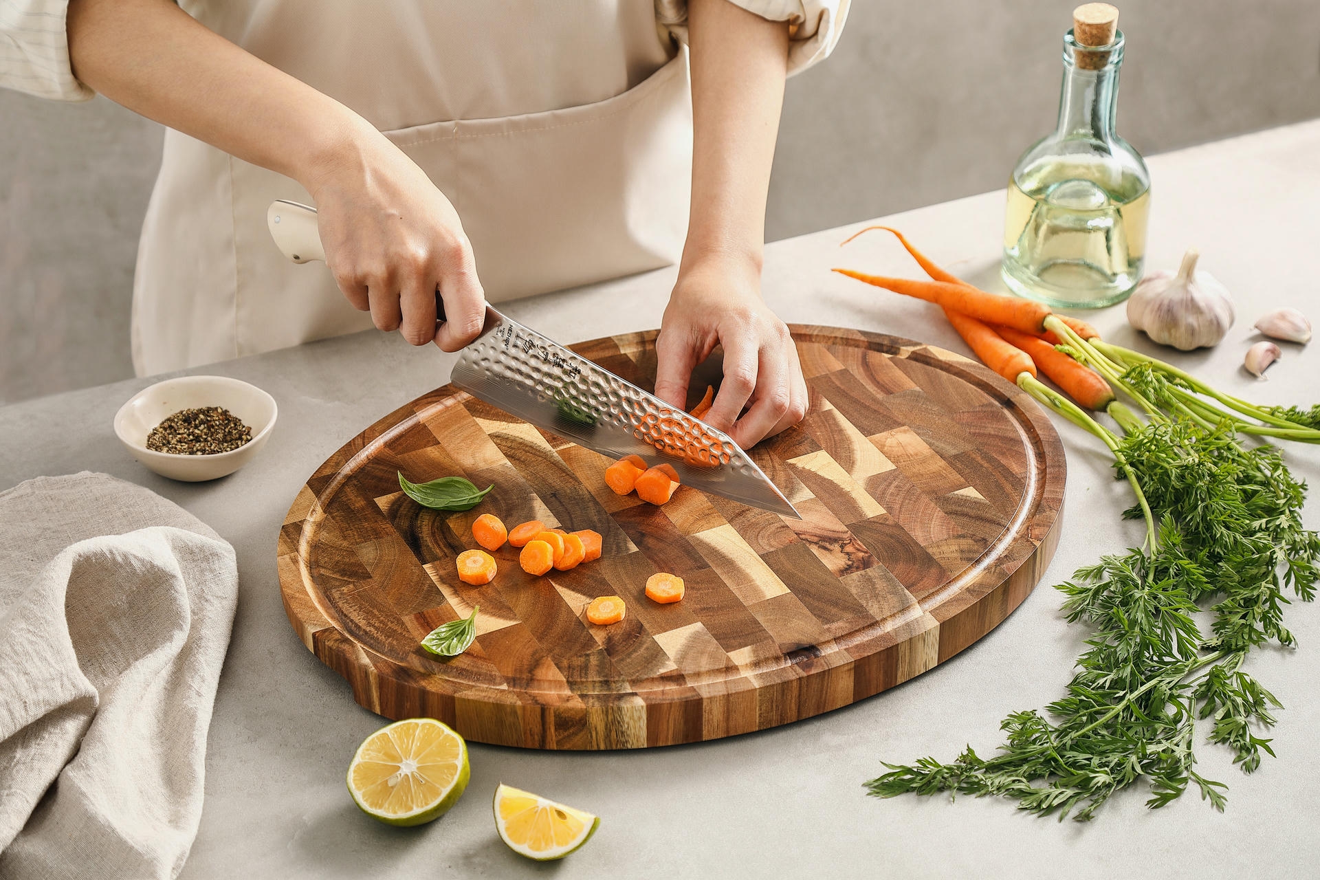 Schneiden auf einem ovalen Schneidebrett aus Akazienholz