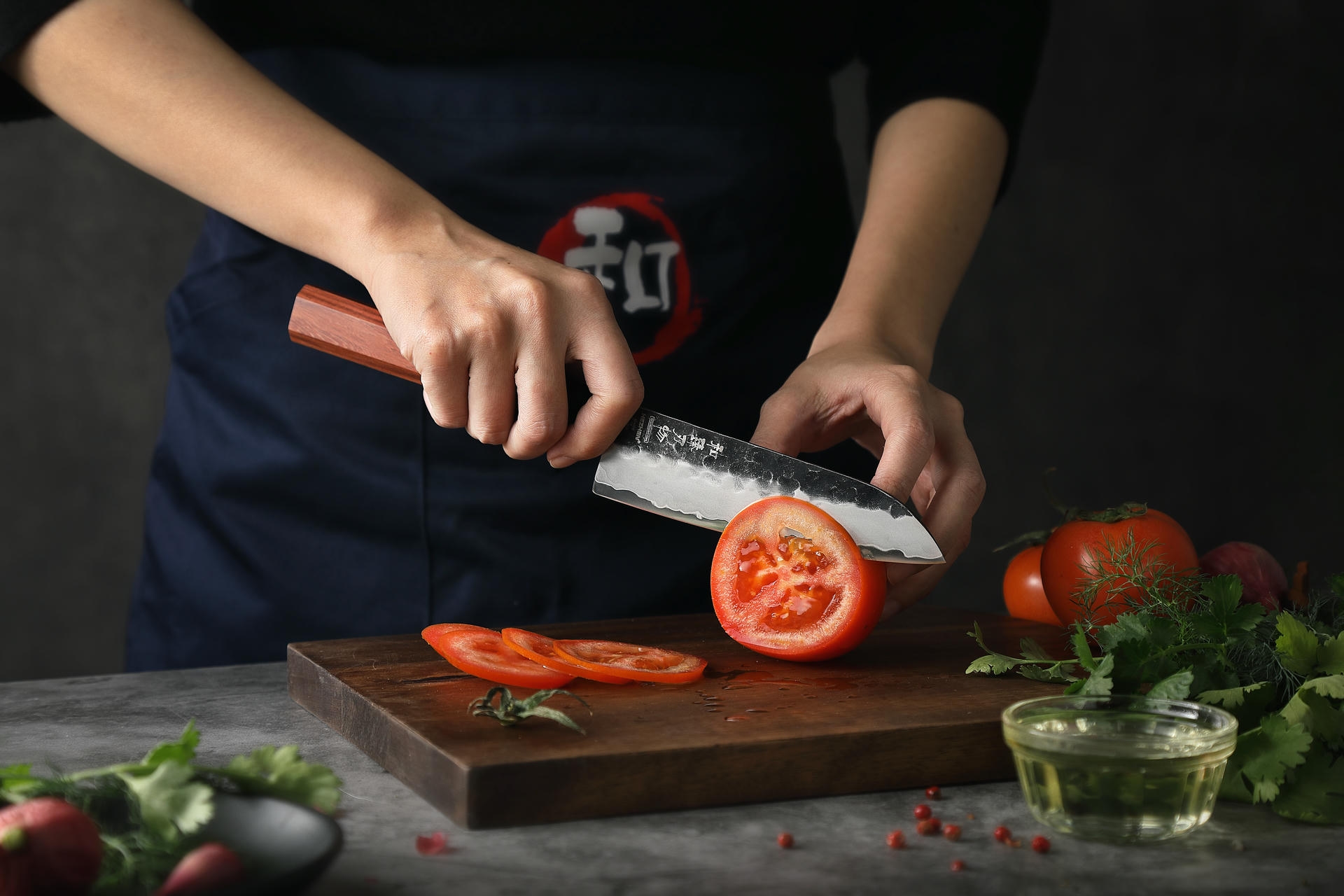 Schneiden mit dem Santoku Messer HEZHEN PM8S