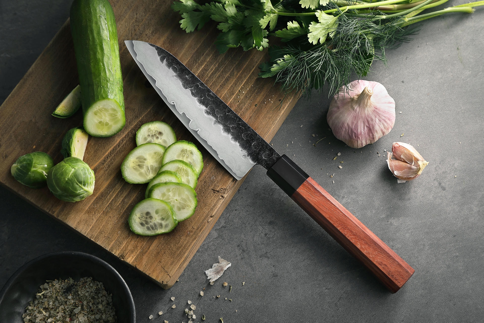 Santoku Messer HEZHEN PM8S auf dem Schneidebrett