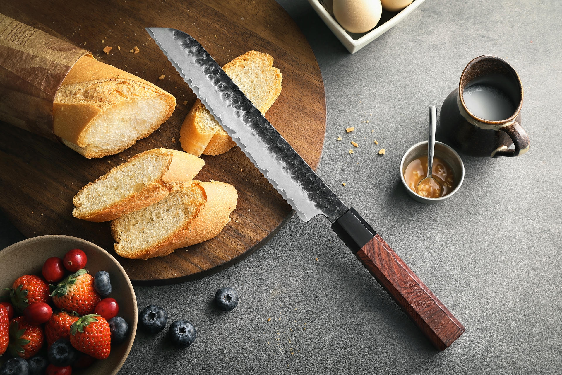 Brotmesser HEZHEN PM8S auf dem Schneidebrett