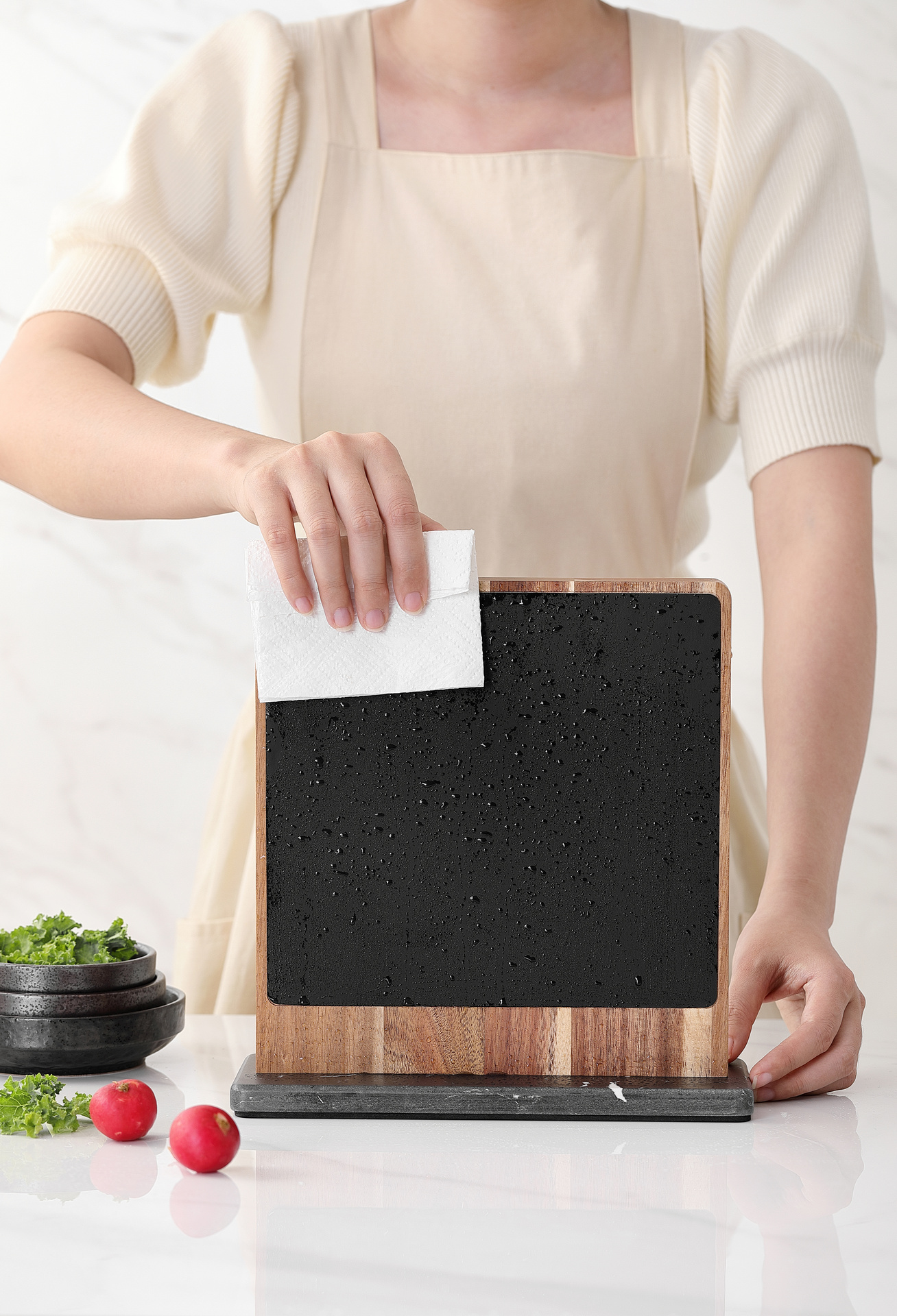 Der Sockel besteht aus hochwertigem Kunstmarmor