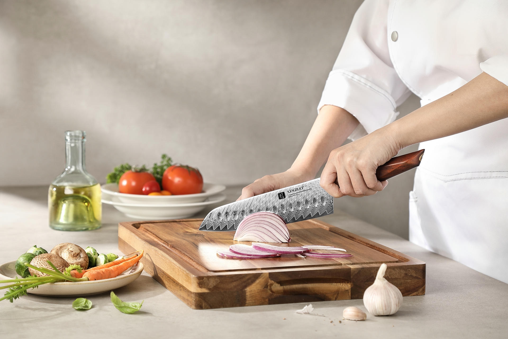 Schneiden mit dem Santoku Messer XinZuo Xing X03