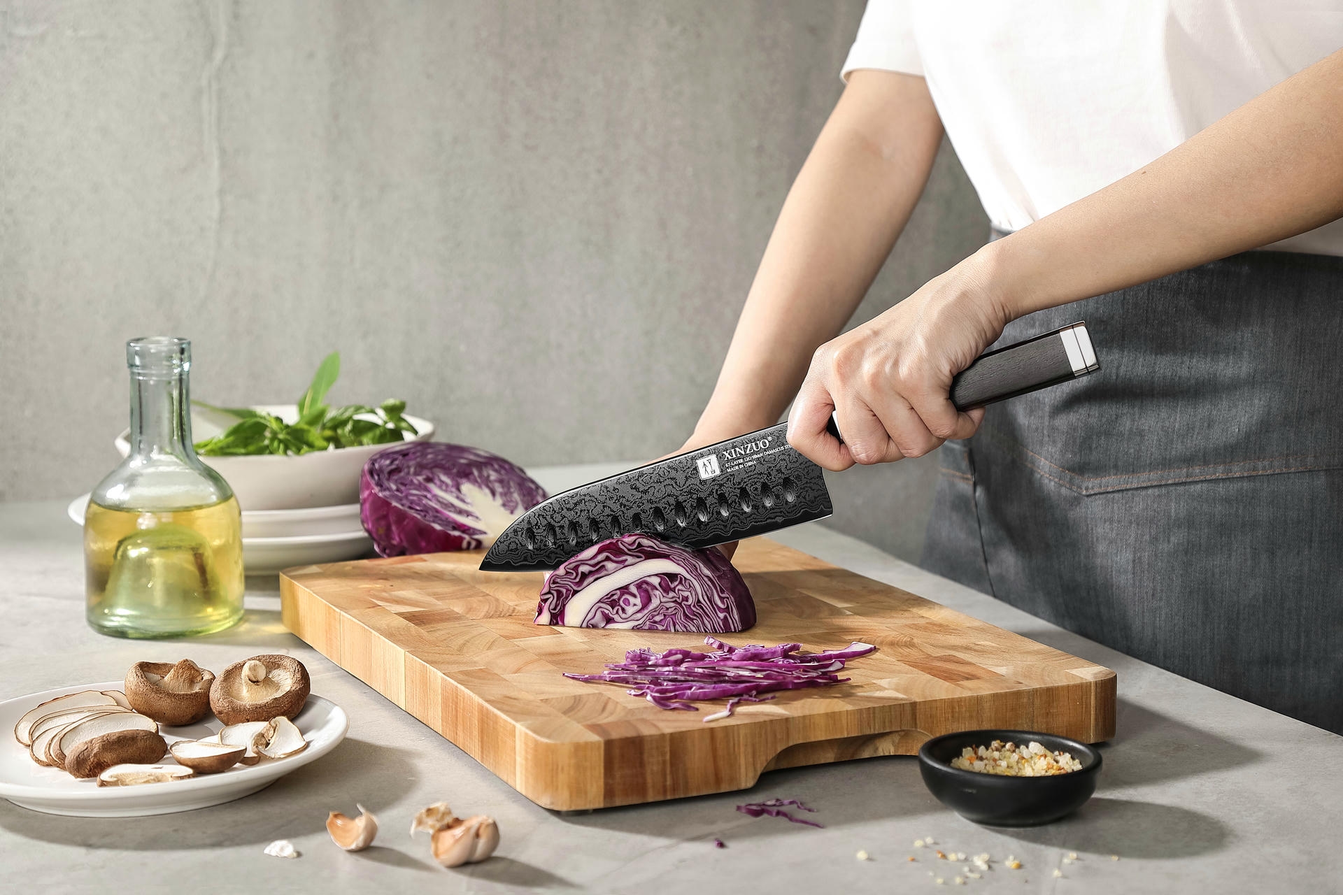Schneiden mit dem Santoku Messer XinZuo Ji X08E