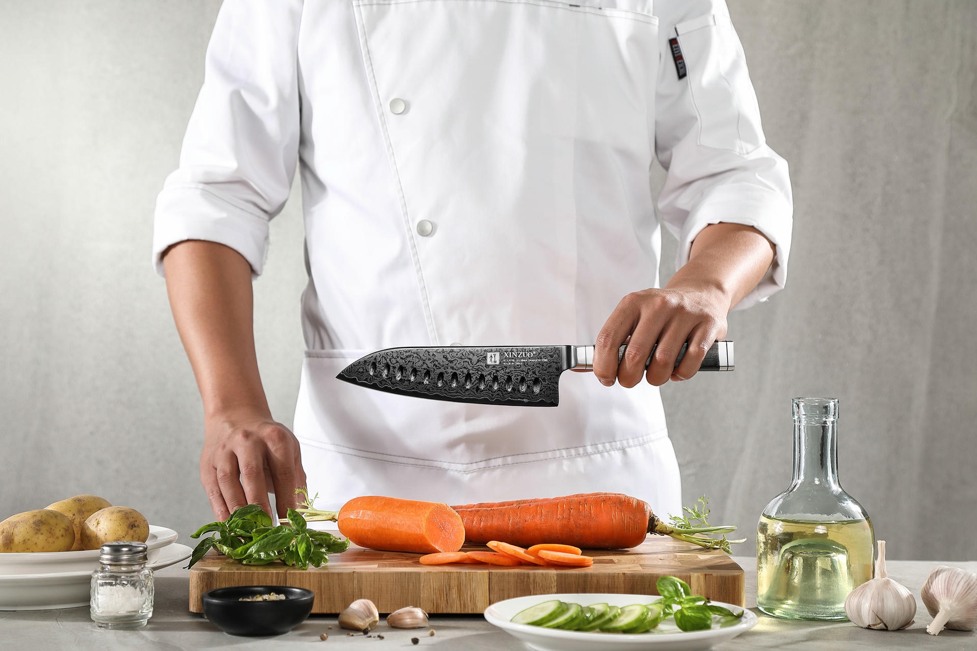 Santoku Messer XinZuo Ji X08E in der Hand