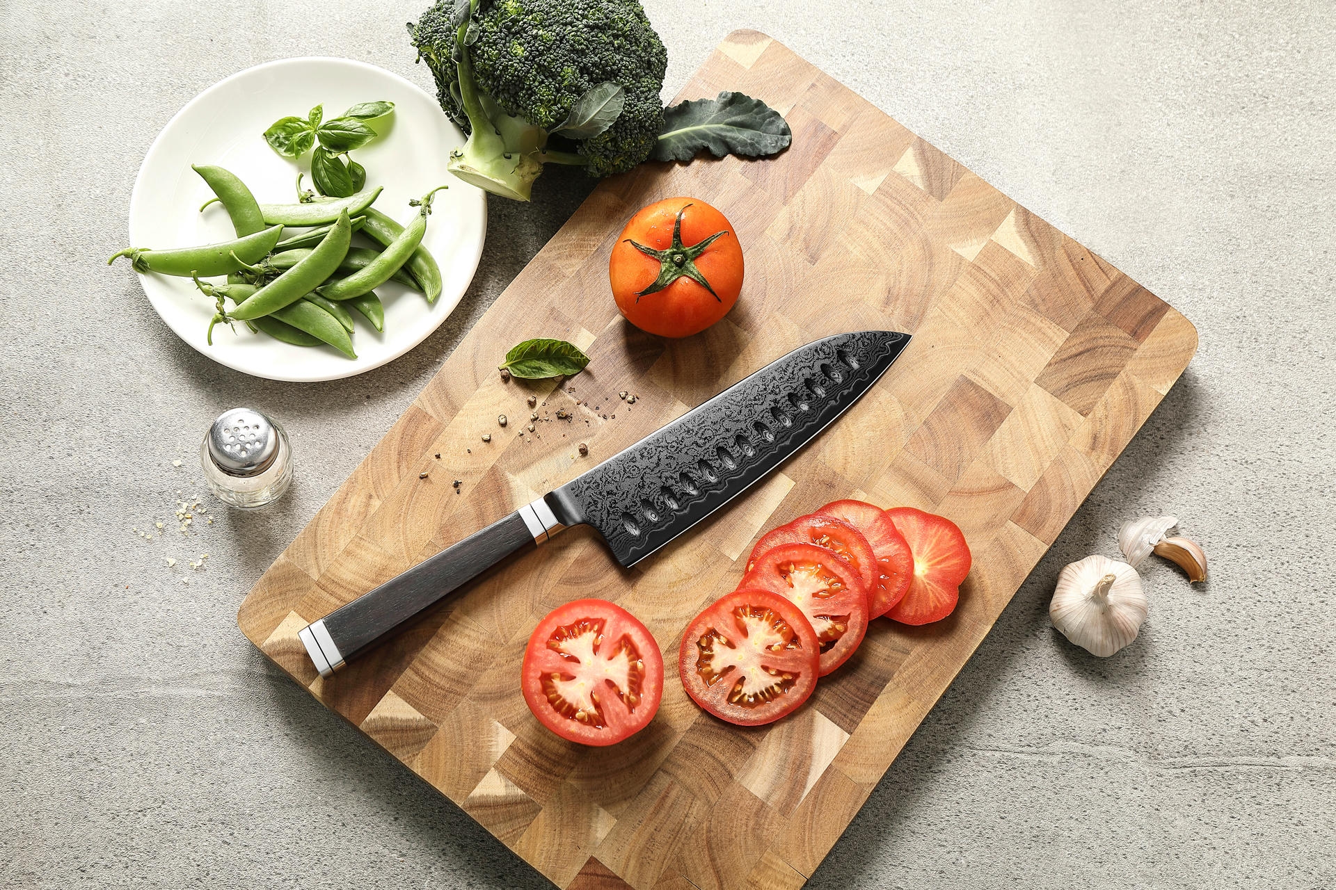 Santoku Messer XinZuo Ji X08E auf dem Schneidebrett