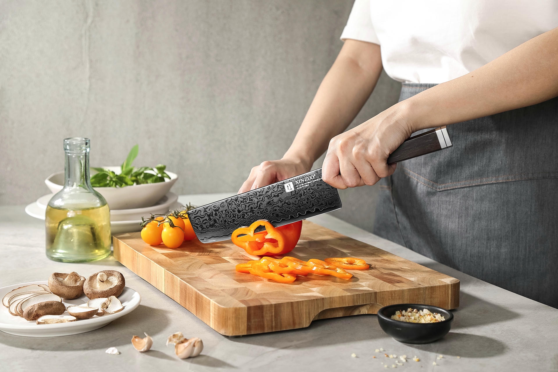 Schneiden mit dem Nakiri Messer XinZuo Ji X08E