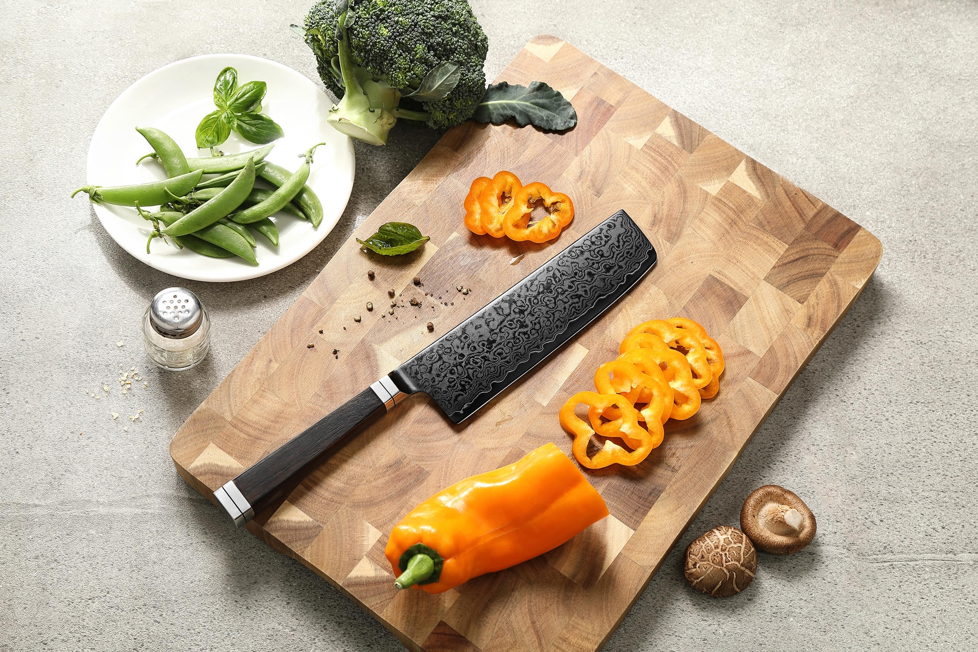 Nakiri Messer XinZuo Ji X08E auf dem Schneidebrett
