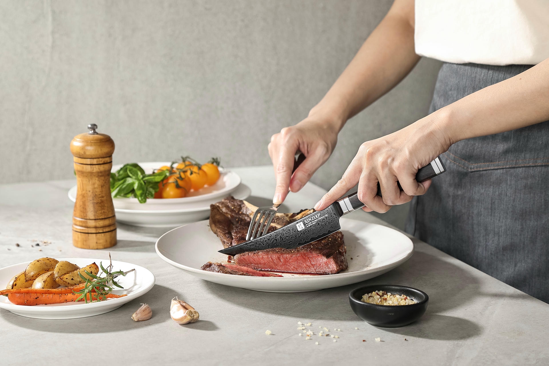 Schneiden mit dem Steakmesser XinZuo Ji X08E