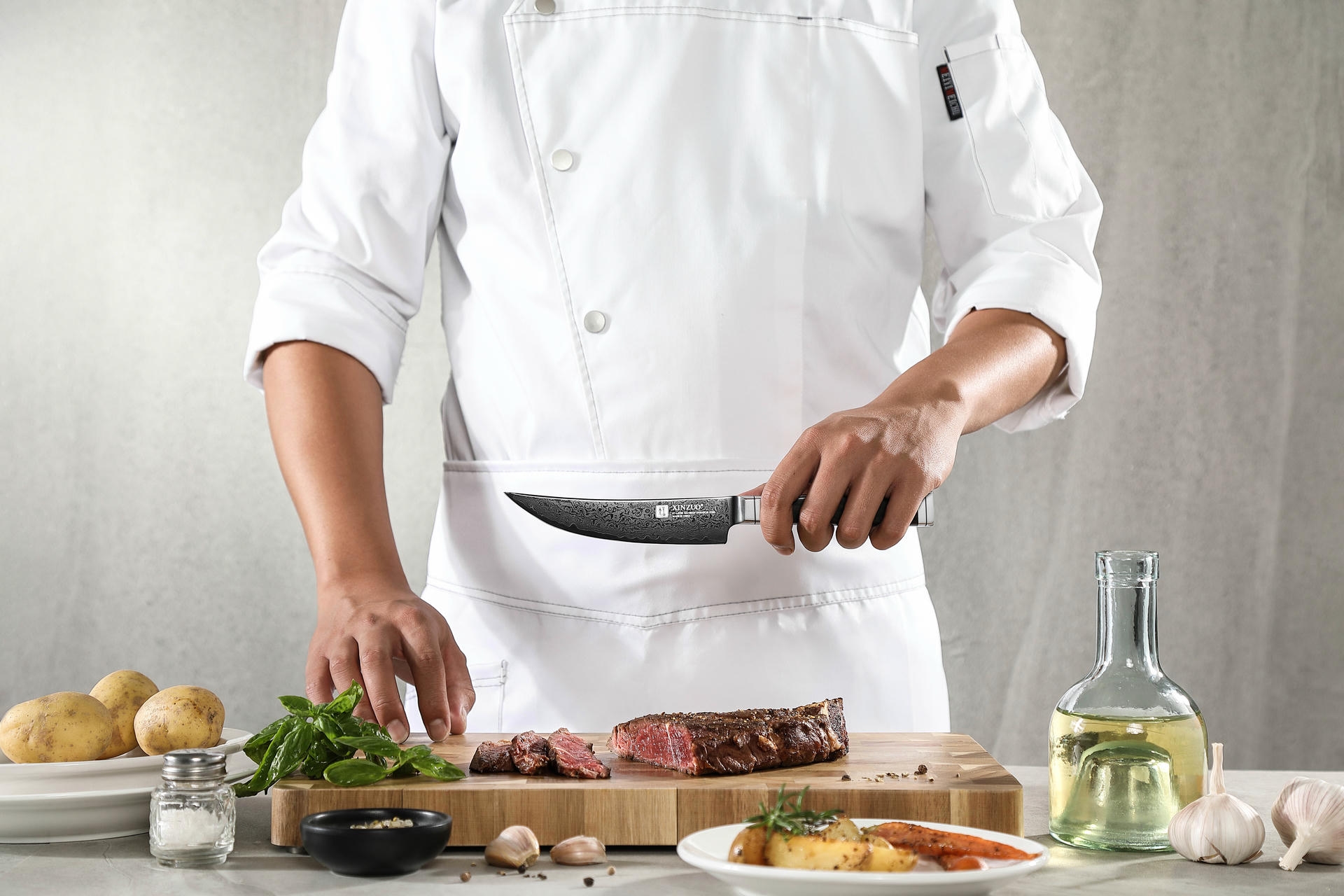 Steakmesser XinZuo Ji X08E in der Hand
