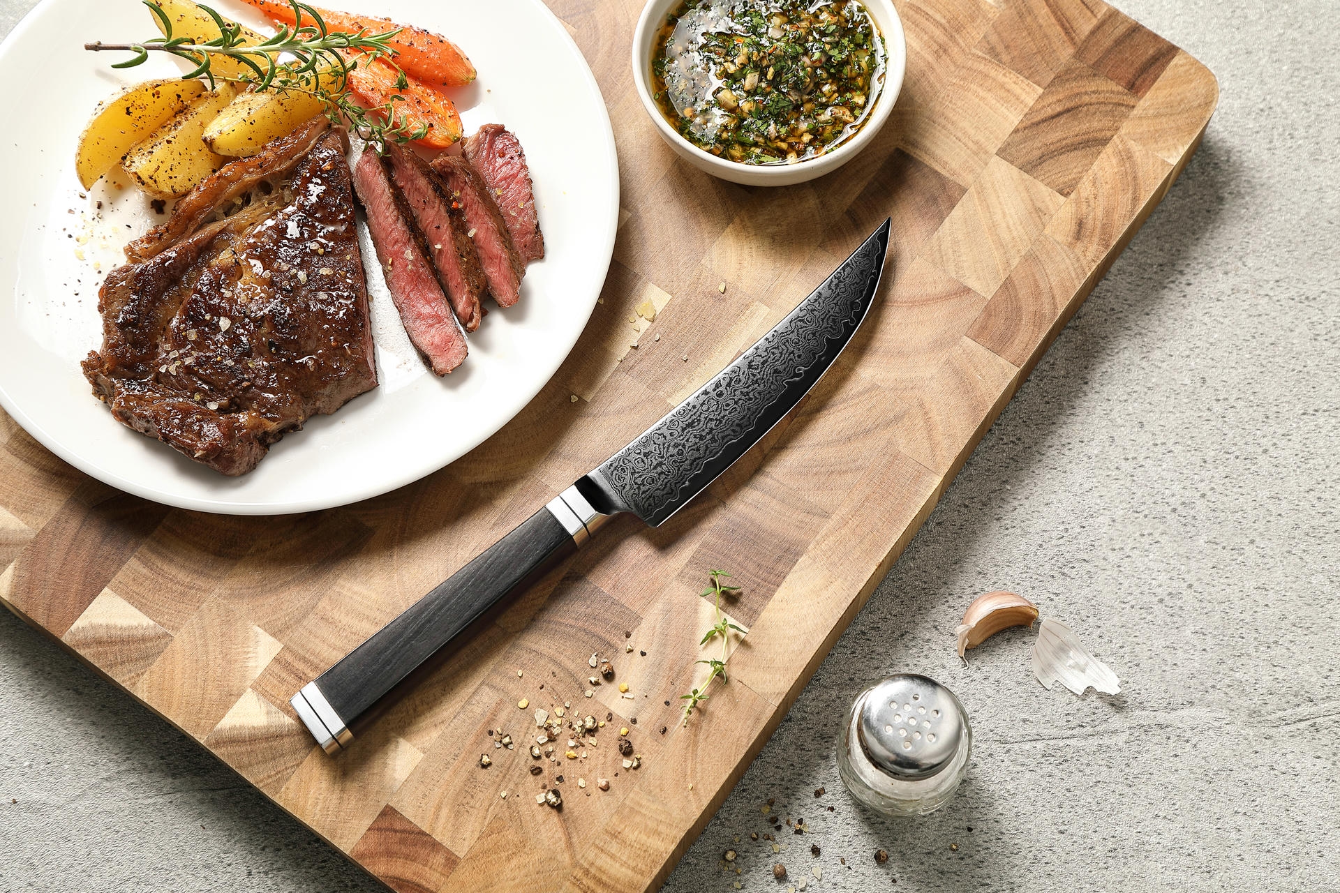 Steakmesser XinZuo Ji X08E auf dem Schneidebrett