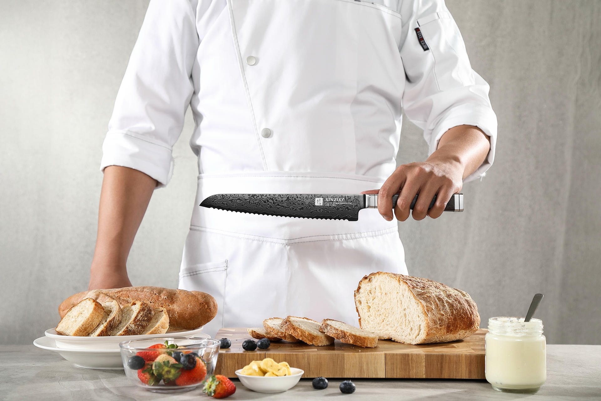 Brotmesser XinZuo Ji X08E in der Hand